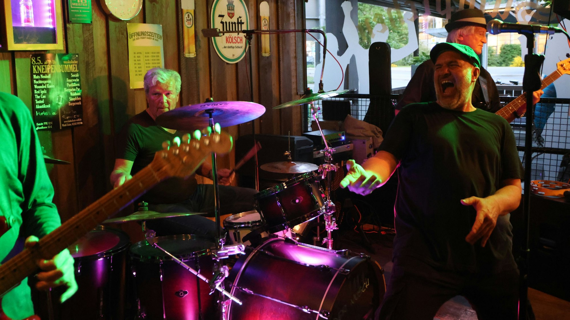 Die Band im engen Lokal Sümpfchen.