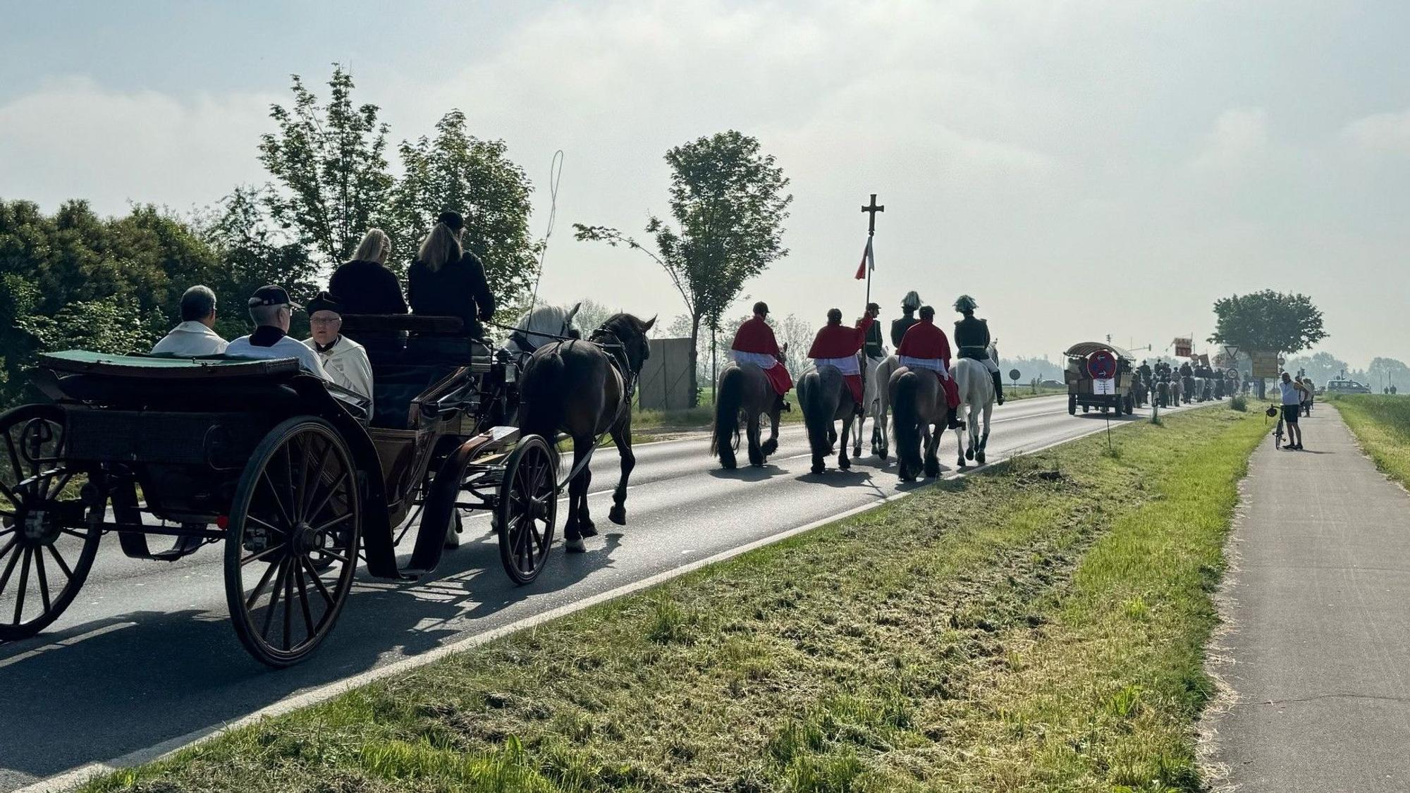 Das Bild zeigt Reiter und Pilger auf der Straße bei Gymnich.