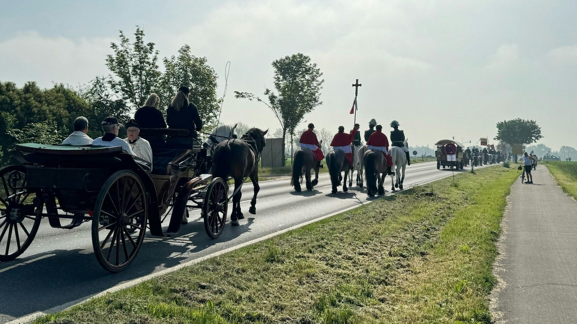 Das Bild zeigt Reiter und Pilger auf der Straße bei Gymnich.