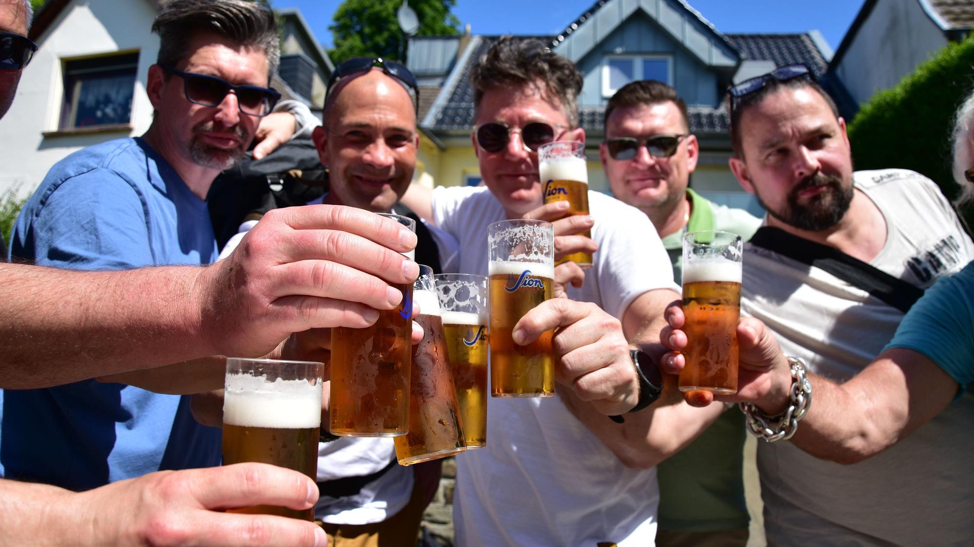 Zu Fuß ist die Gruppe um Frank Düren am Vatertag unterwegs.