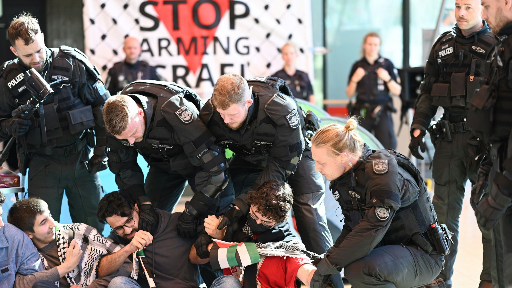 Die Polizei räumt ein Protestcamp propalästinensische Aktivisten in einem Gebäude der Universität Bremen.
