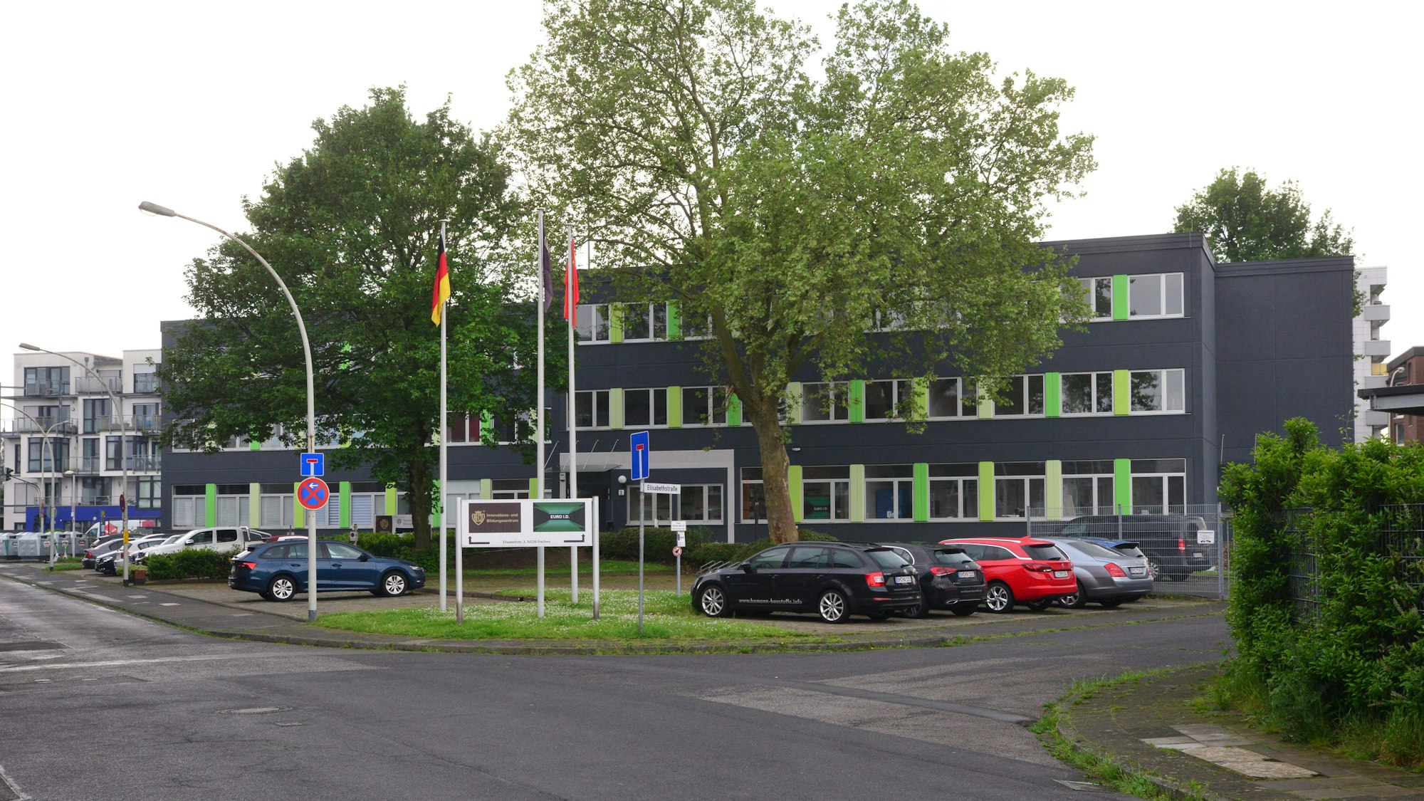 Das Bild zeigt ein Bürokomplex in Frechen, in dem der inhaftierte Rechtsanwalt seine Kanzlei hatte.