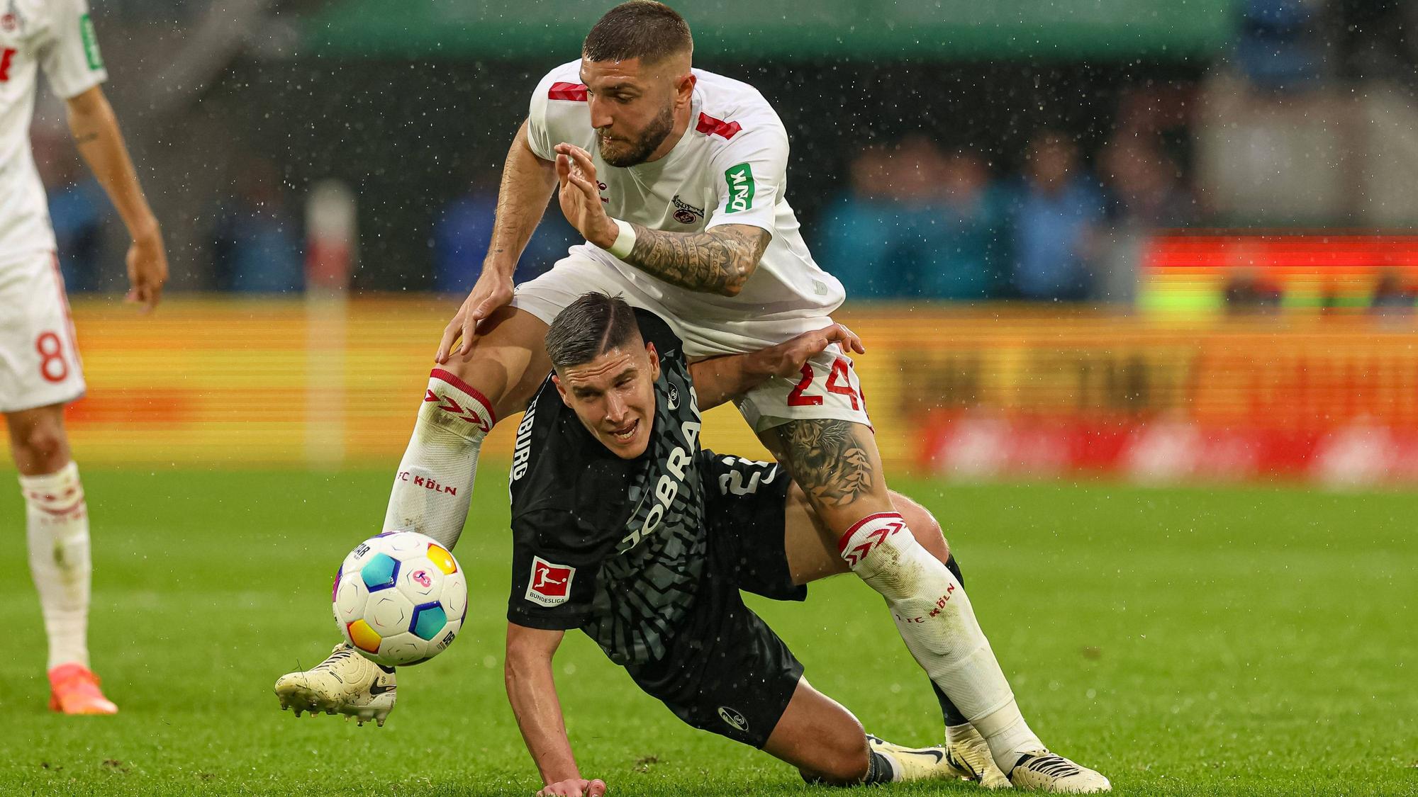 FC-Innenverteidiger Jeff Chabot (oben) im Zweikampf mit Roland Sallai vom SC Freiburg.