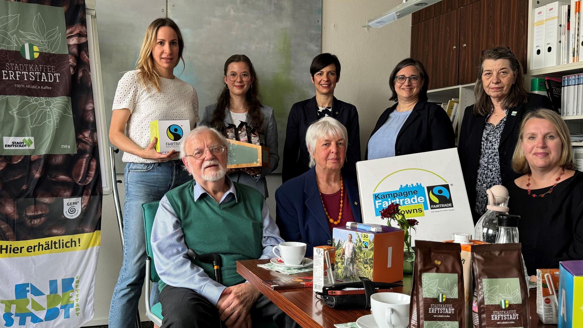 Zu sehen sind Anke Jurgeleit, Günter Ohrner, Amelie Schäbethal, Elke Griemens, Carolin Weitzel, Julia Franken, Kerstin Engelhardt und Sabine Rosenau.