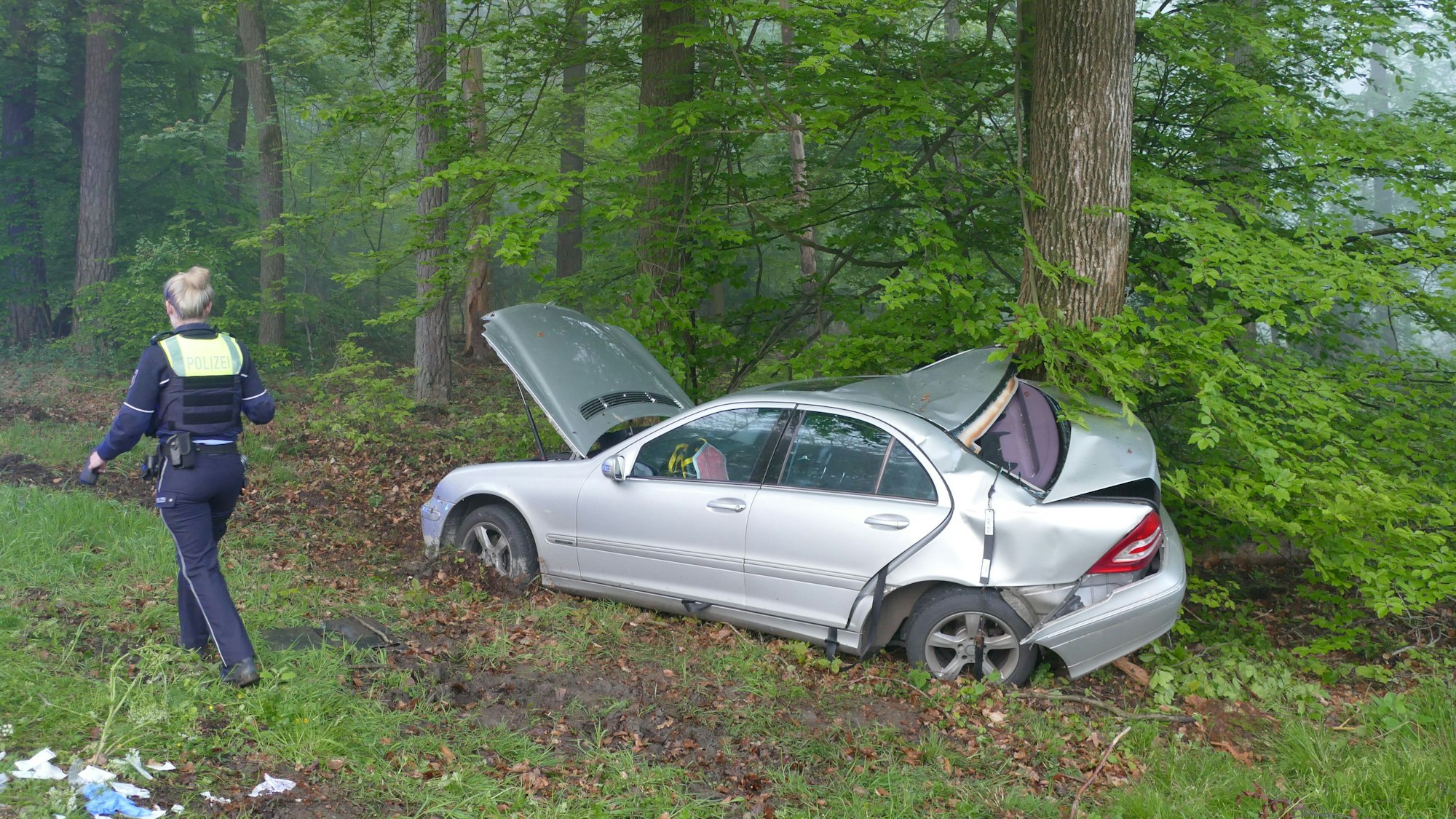 Ein Unfallauto liegt im Graben.