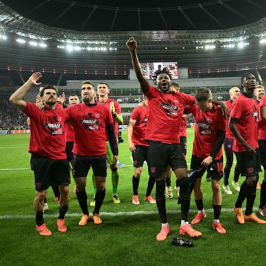 Bayer Leverkusen Spieler feiern mit den passenden Shirts den Einzug ins Finale der Europa League
