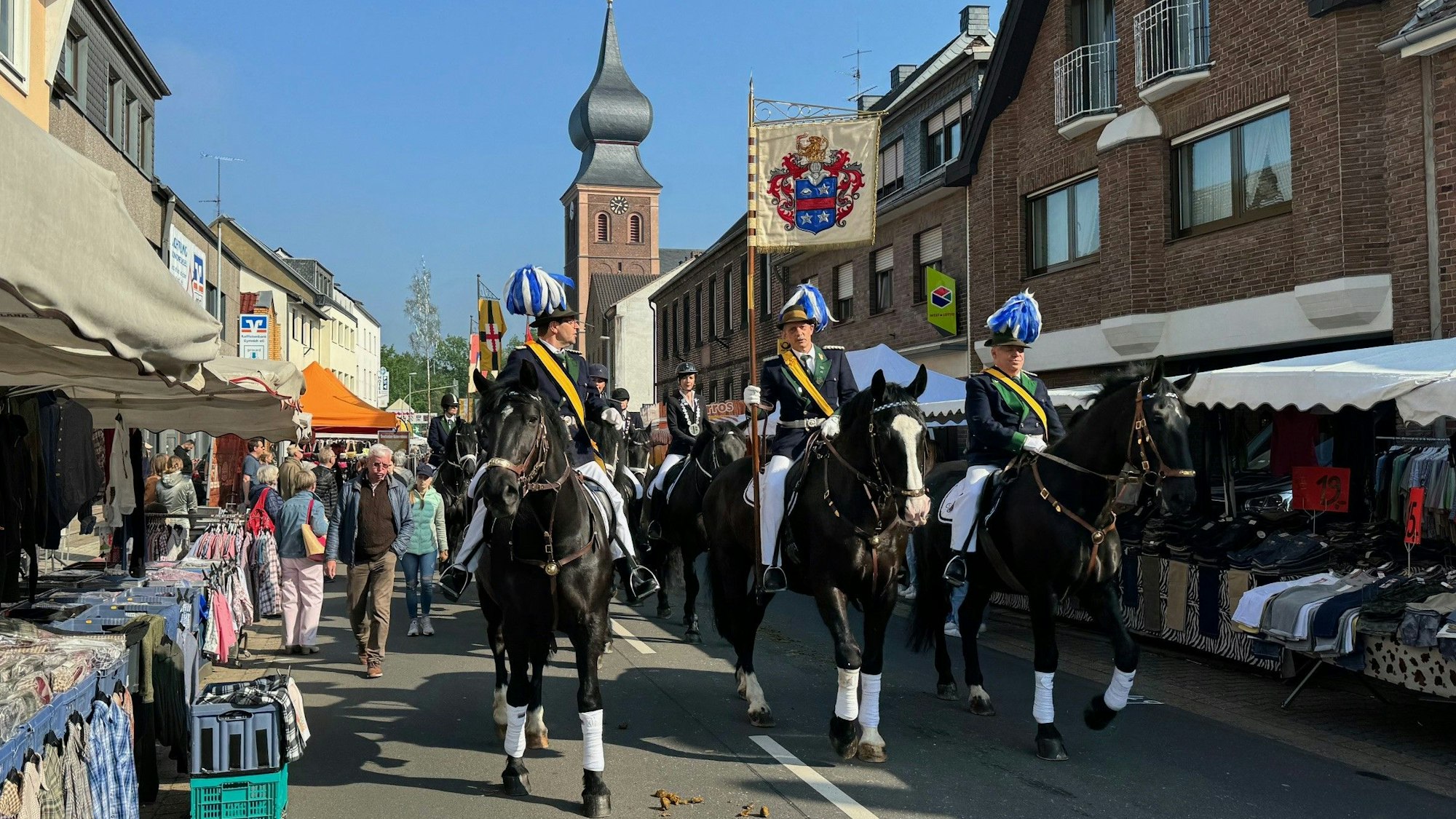 Das Bild zeigt Schützen auf Pferden, die durch Gymnich reiten.