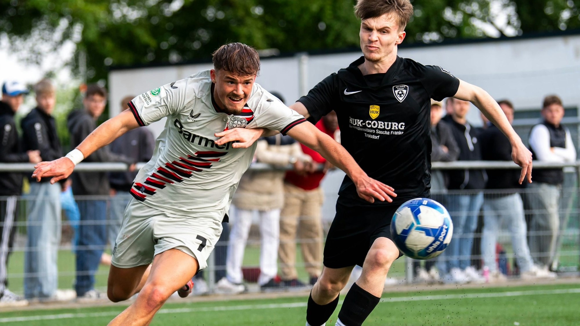 Zwei A-Jugend-Fußballer der JSG Erft Euskirchen und von Bayer Leverkusen kämpfen um den Ball.
