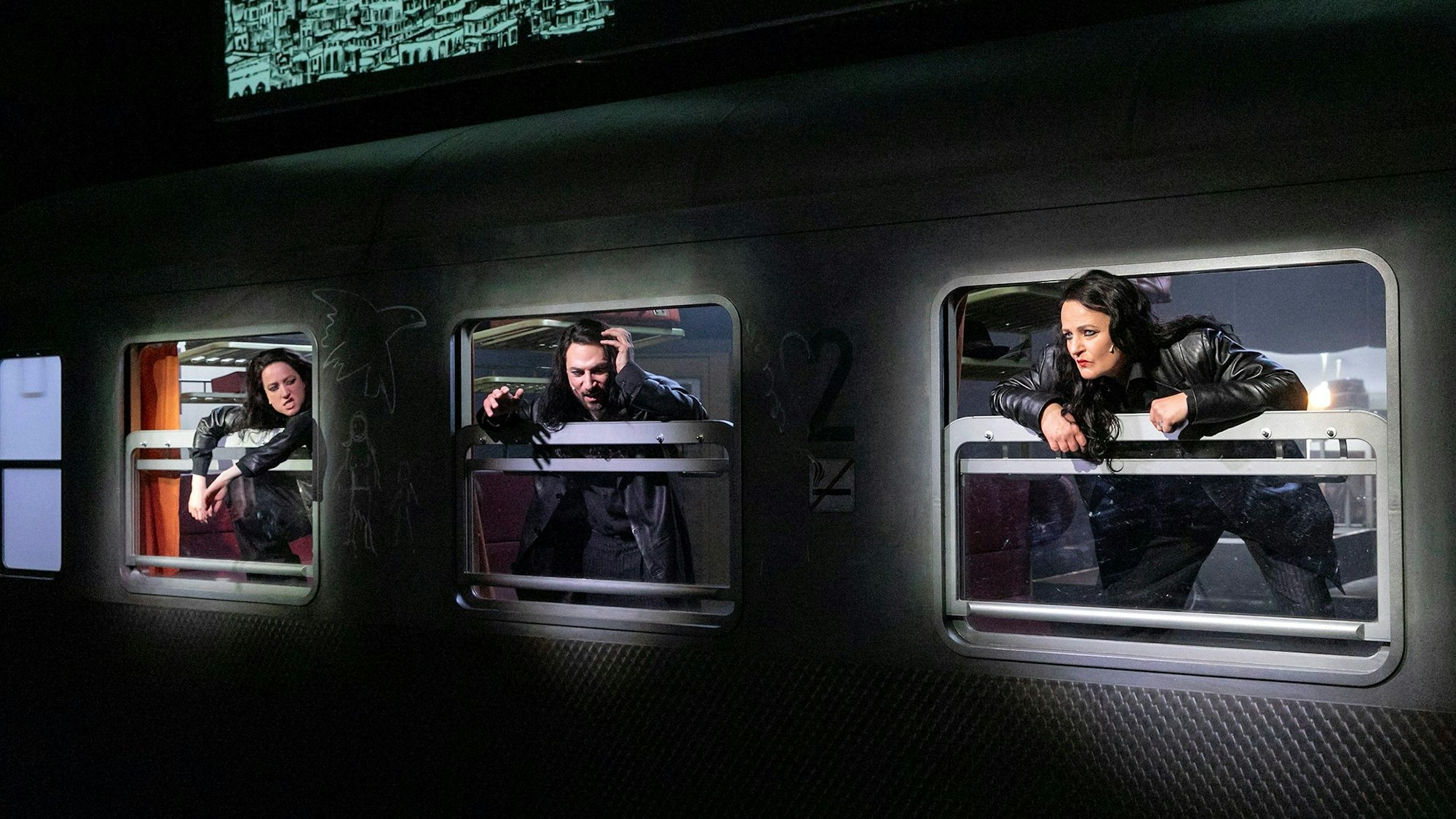 Ein von Schatten begrenzter Raum
Nach dem gleichnamigen Roman von Emine Sevgi Özdamar
Regie: Nuran David Calis
Regie: Nuran David Calis
Bühne: Anne Ehrlich
Kostüme: Sophie Klenk-Wulff
Musik: Vivan Bhatti
Licht: Michael Frank
Storyboards: Nuran David Calis
Dramaturgie: Ida Feldmann
Foto: David Baltzer