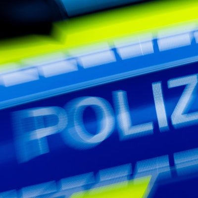 Der Schriftzug „Polizei“ ist auf einem Einsatzfahrzeug zu sehen (Symbolbild).