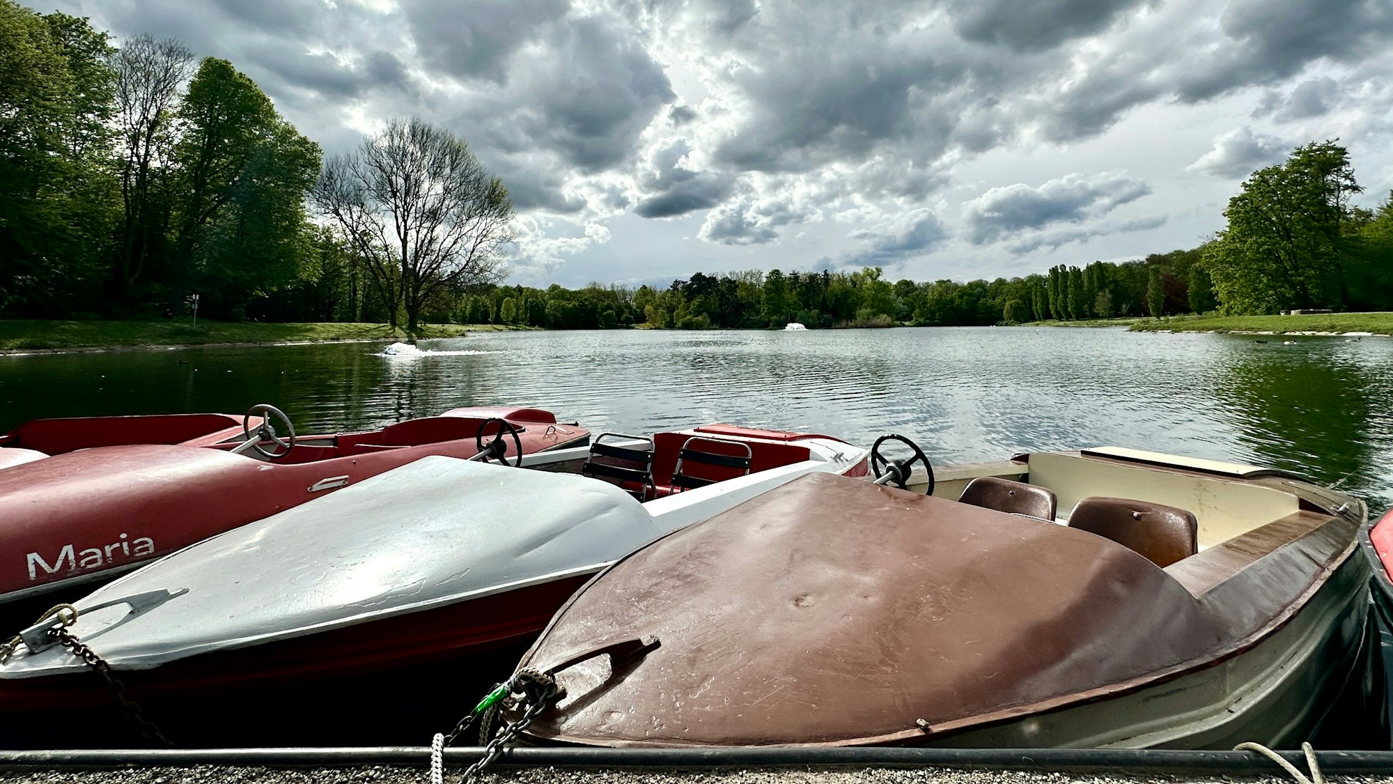 Idyllisch ist es am Kalscheuer Weiher, wo ein Kiosk Erfrischungen mit Weiherblick anbietet.