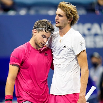 Dominic Thiem (l) aus Österreich und Alexander Zverev aus Deutschland umarmen sich nach einem Match.