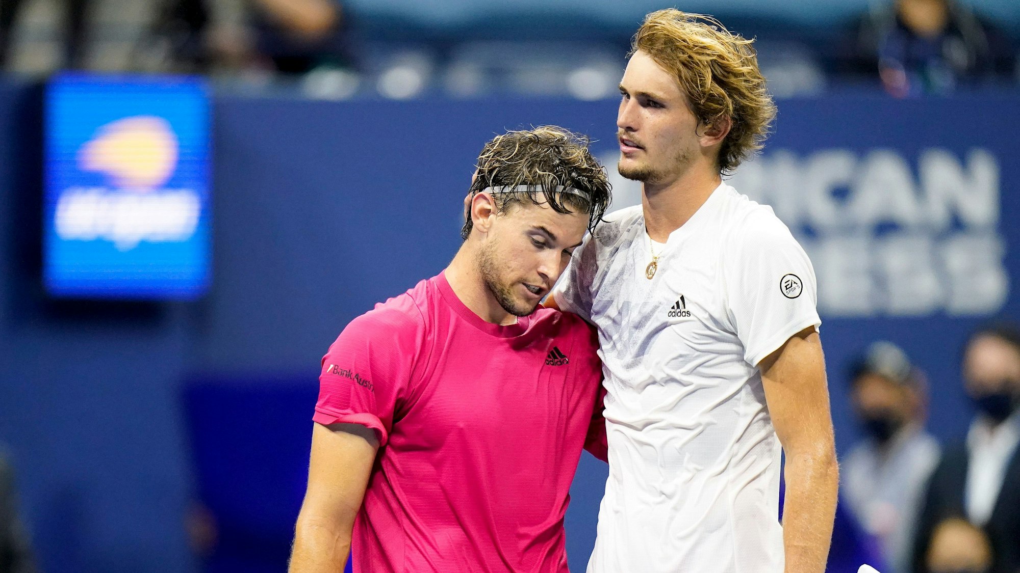 Dominic Thiem (l) aus Österreich und Alexander Zverev aus Deutschland umarmen sich nach einem Match.