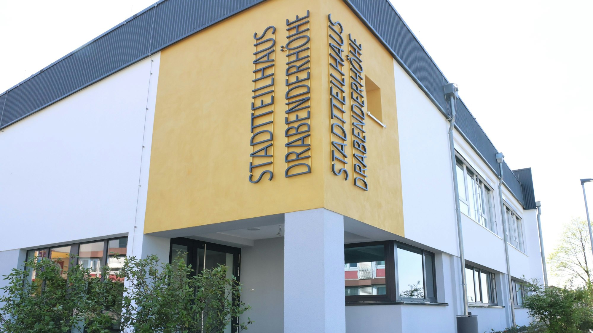Der Schriftzug „Stadtteilhaus Drabenderhöhe“ am neuen Zentrum des Wiehler Ortsteils.