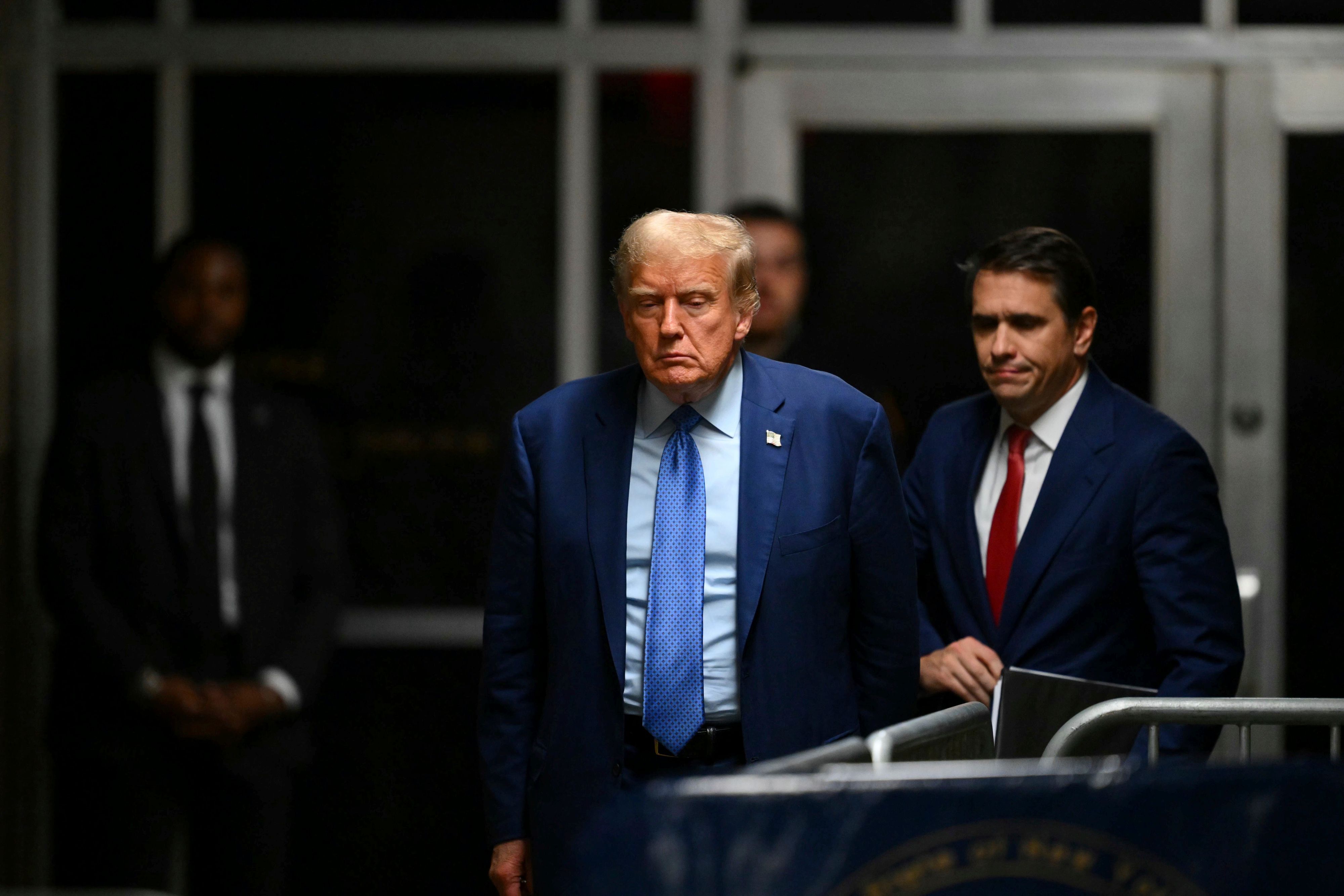 09.05.2024, USA, New York: Der ehemalige Präsident Donald Trump geht am Ende des Tages seines Schweigegeldprozesses in New York zu den Journalisten.