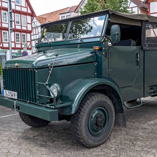 Mit einem Borgward-Militärfahrzeug fuhren in Dresden mehrere Männer am Vatertag durch die Stadt – und zeigten dabei den Hitlergruß. Es war nicht der einzige rechtsextreme Vorfall in Sachsen. (Archivbild)