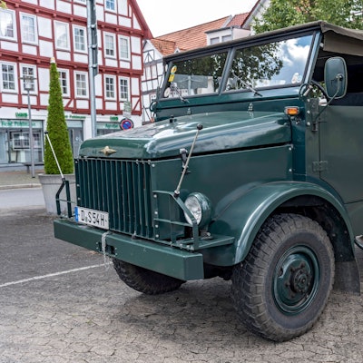 Mit einem Borgward-Militärfahrzeug fuhren in Dresden mehrere Männer am Vatertag durch die Stadt – und zeigten dabei den Hitlergruß. Es war nicht der einzige rechtsextreme Vorfall in Sachsen. (Archivbild)