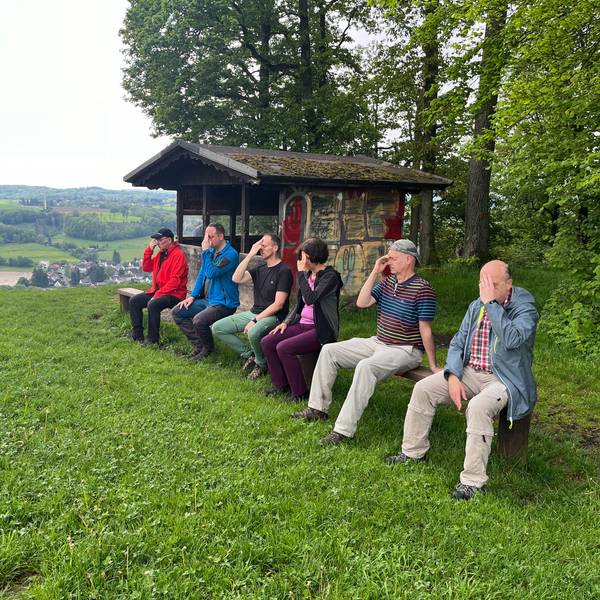 Auf der Stachelhardt machen die Teilnehmer des Kurses „Entspannung und Stressreduktion durch Wandern“ eine Energieaufbau-Übung.