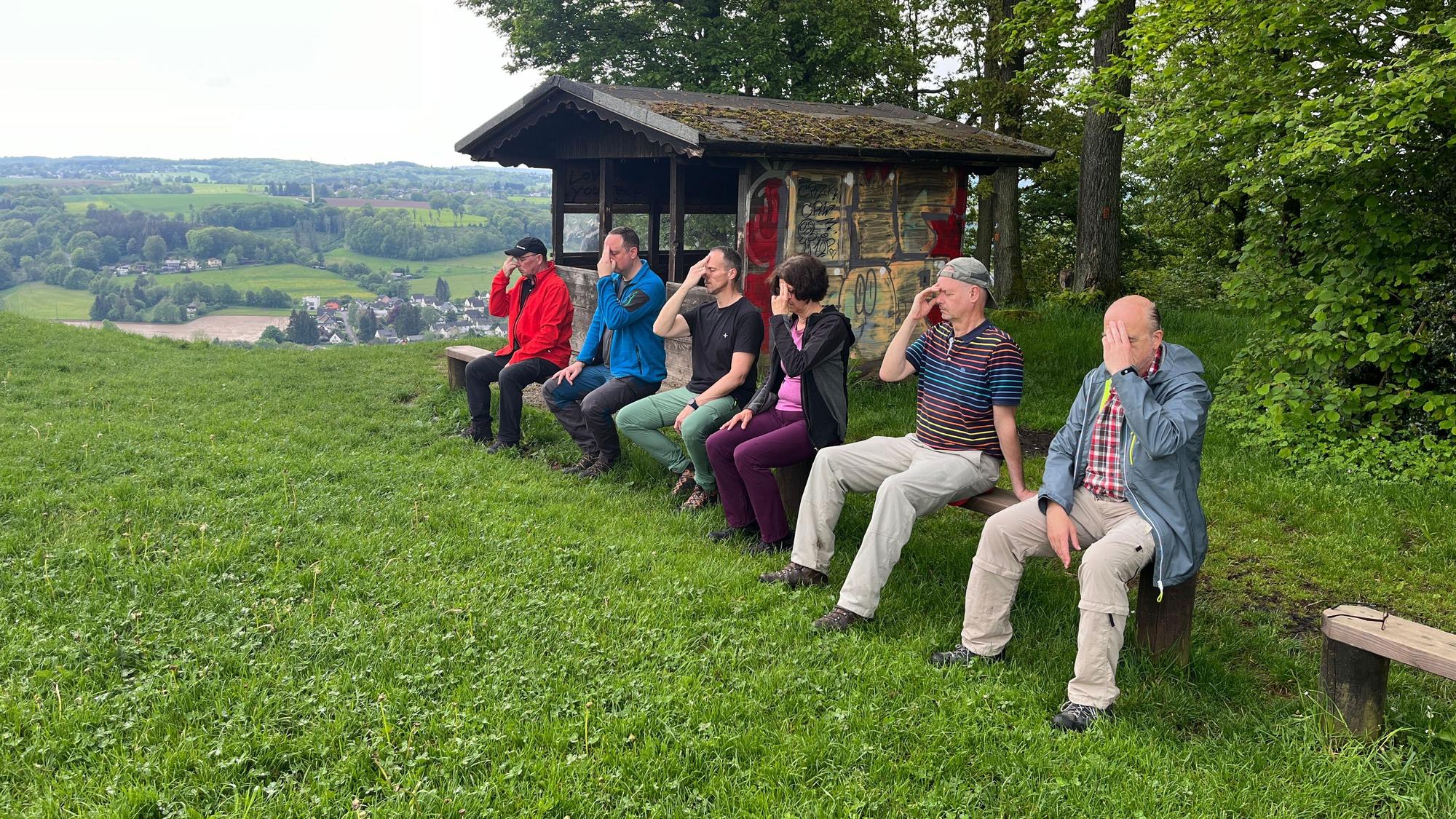 Auf der Stachelhardt machen die Teilnehmer des Kurses „Entspannung und Stressreduktion durch Wandern“ eine Energieaufbau-Übung.