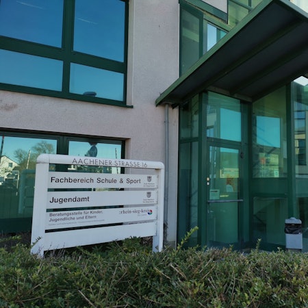 Das Jugendamt von Rheinbach befindet sich mit der Schul- und Sportverwaltung an der Aachener Straße 16.