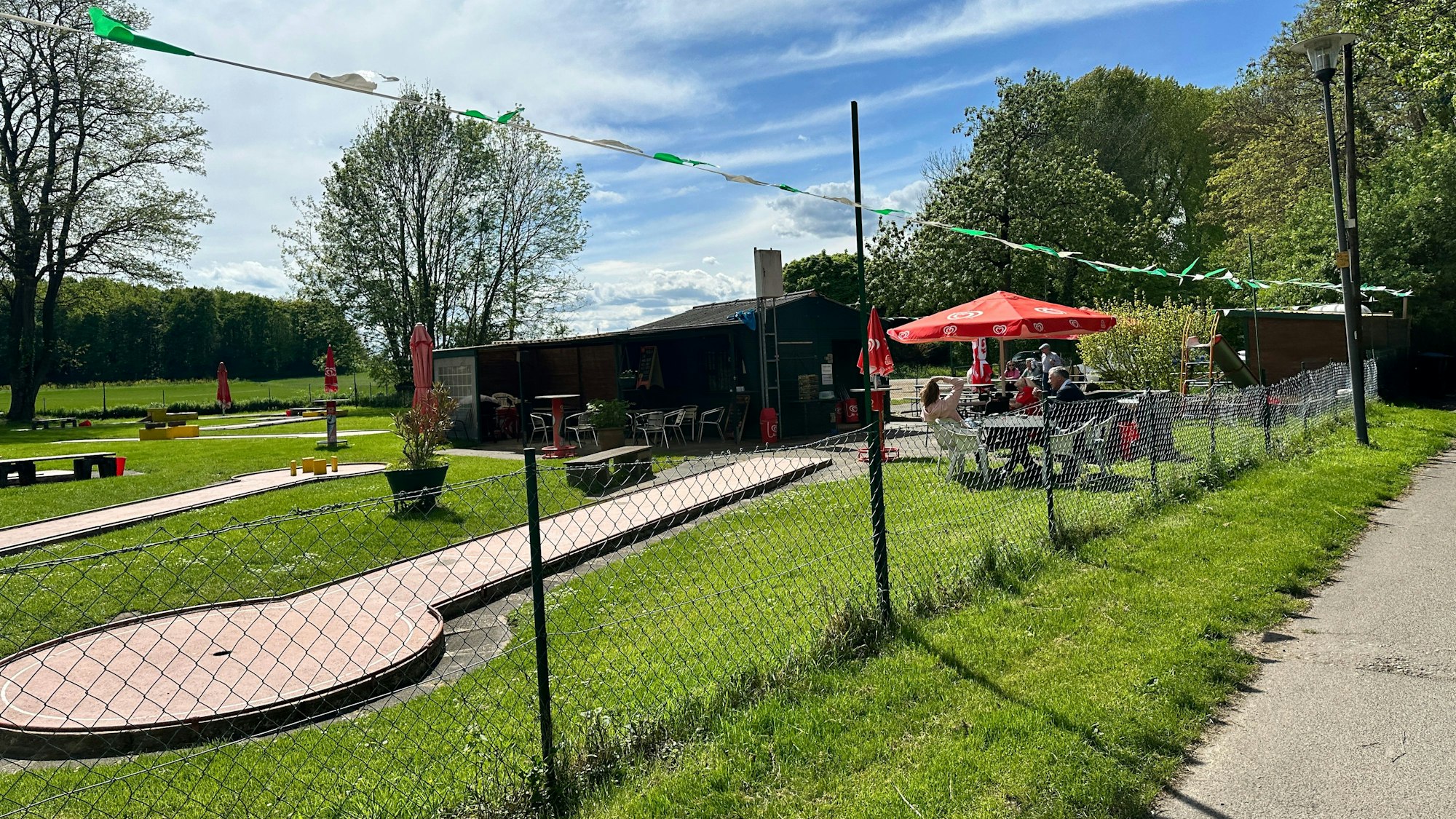 Der Minigolfplatz liegt lauschig direkt am Rhein.