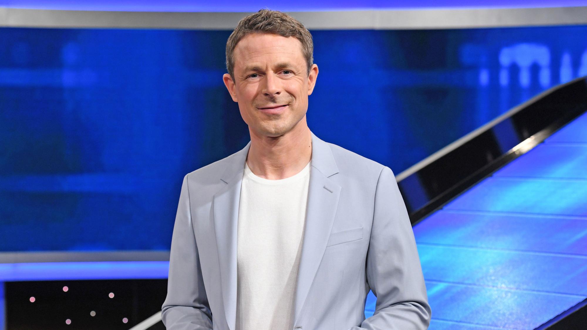 Alexander Bommes moderiert „Gefragt – Gejagt“.