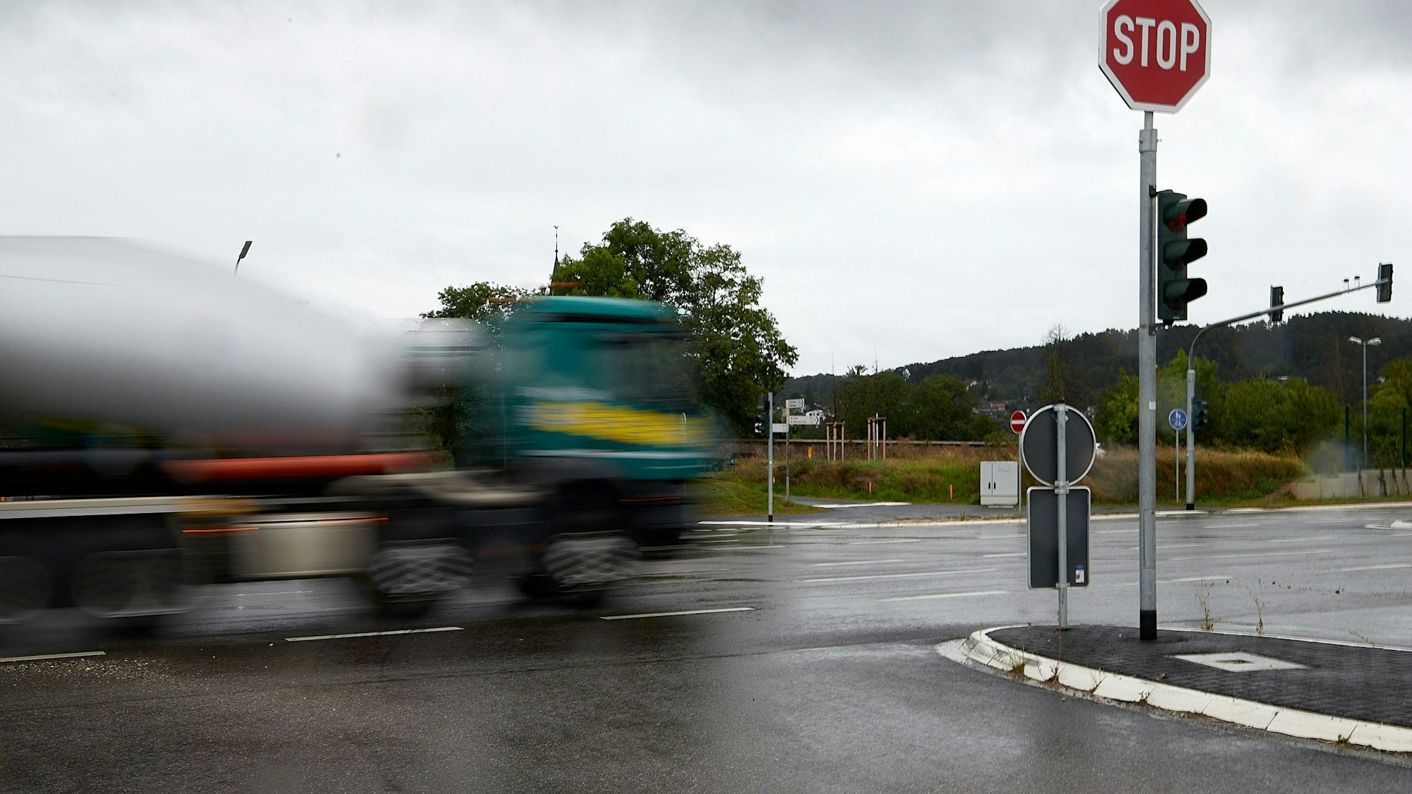 Auf dem Symbolbild fährt ein Lastwagen über eine Kreuzung mit einer Ampel.
