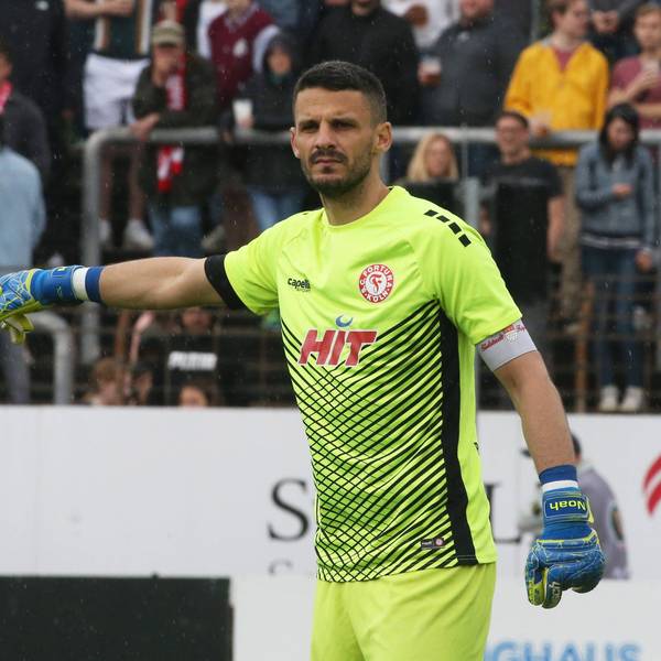 Regionallioga West, Saison 2022 - 2023, 34. Spieltag, 23.05.2023. Fortuna Köln - Wuppertaler SV -- Andre Weis Köln zeigt an *** Regionallioga West, season 2022 2023, 34 matchday, 23 05 2023 Fortuna Cologne Wuppertaler SV Andre Weis Cologne displays