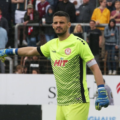 Regionallioga West, Saison 2022 - 2023, 34. Spieltag, 23.05.2023. Fortuna Köln - Wuppertaler SV -- Andre Weis  Köln  zeigt an *** Regionallioga West, season 2022 2023, 34 matchday, 23 05 2023 Fortuna Cologne Wuppertaler SV Andre Weis Cologne displays