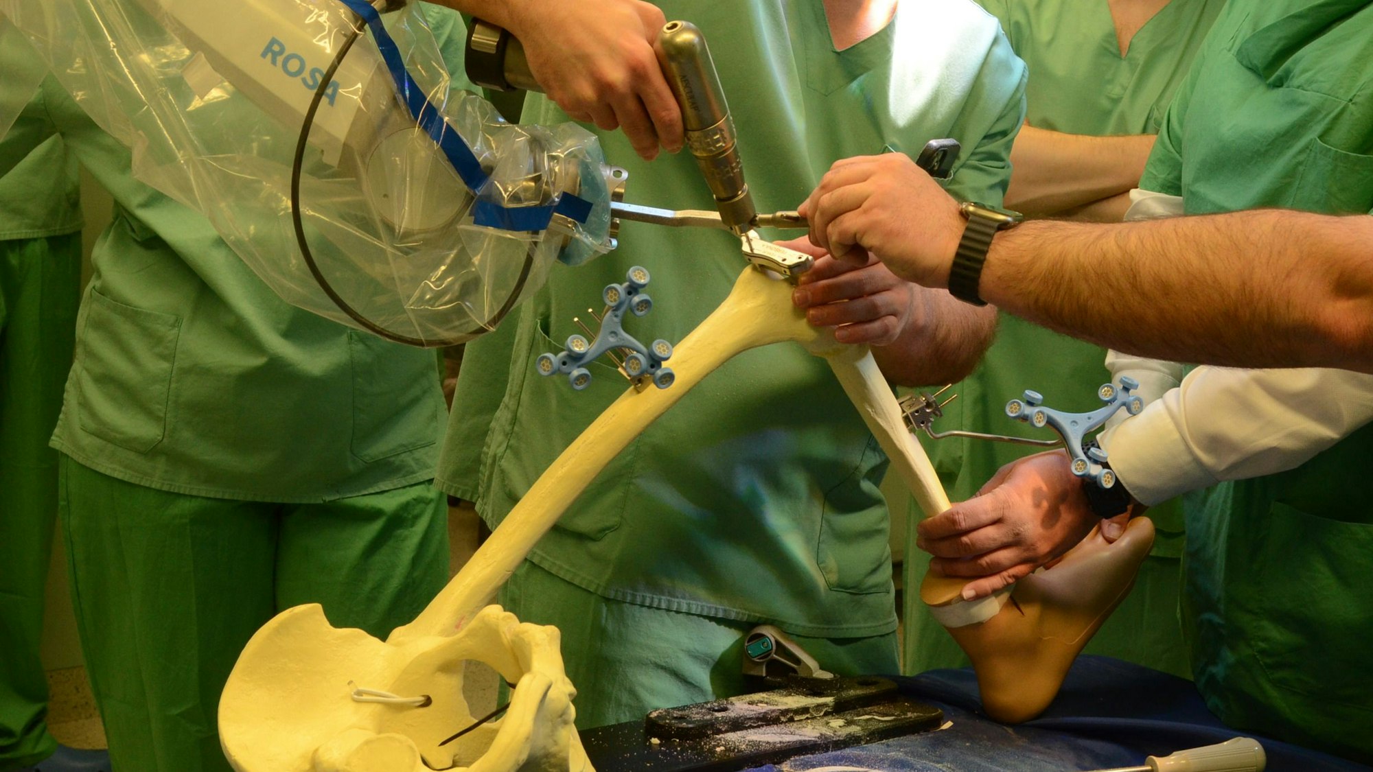 Am Krankenhaus St. Josef in Troisdorf führen Ärzte den Einsatz eines Roboters bei der Operation mit Knieprothesen vor.