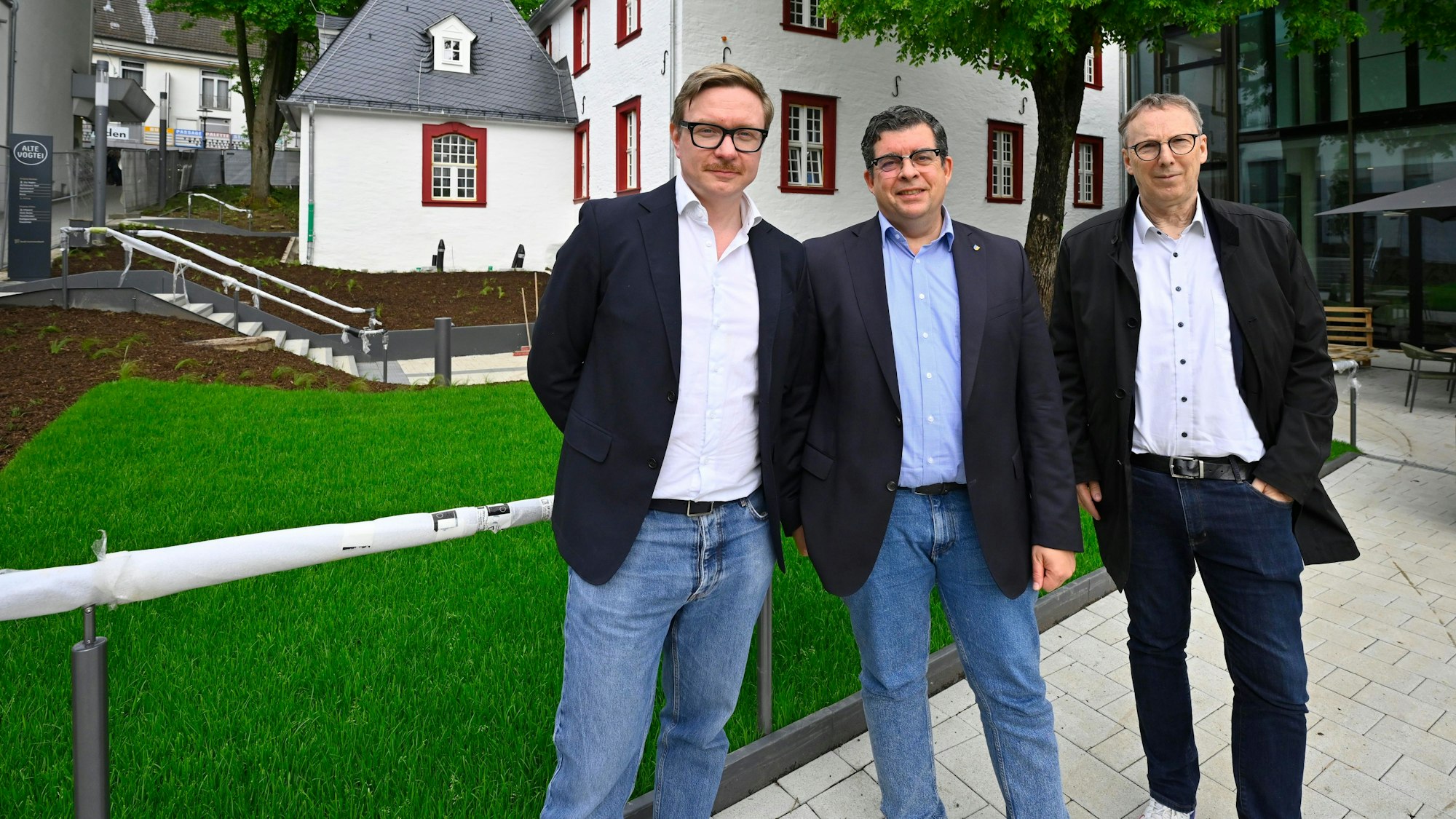 Drei Männer stehen vor der Alten Vogtei.