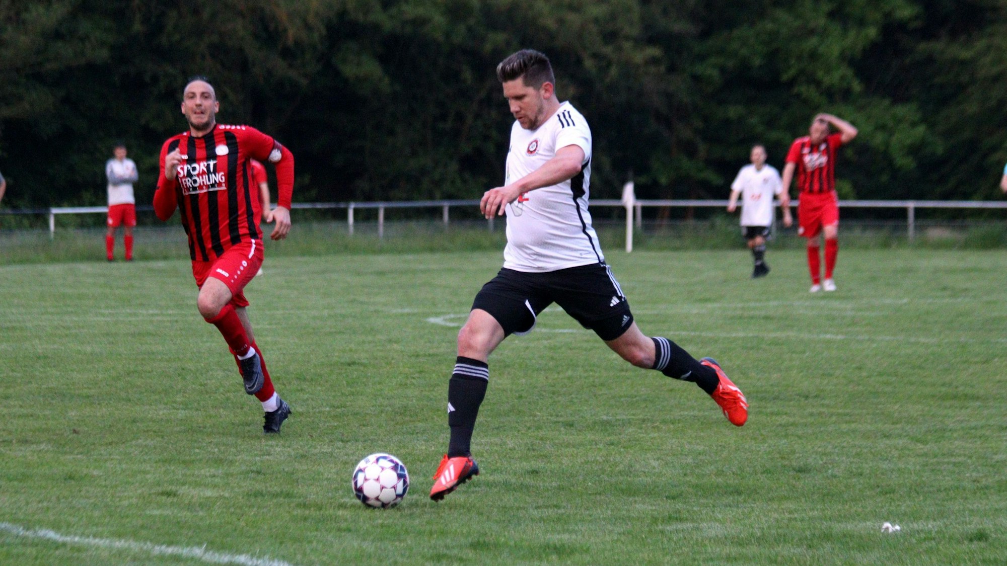 Das Bild zeigt den Spielertrainer des SV Frauenberg, wie er den Ball am Fuß führt.