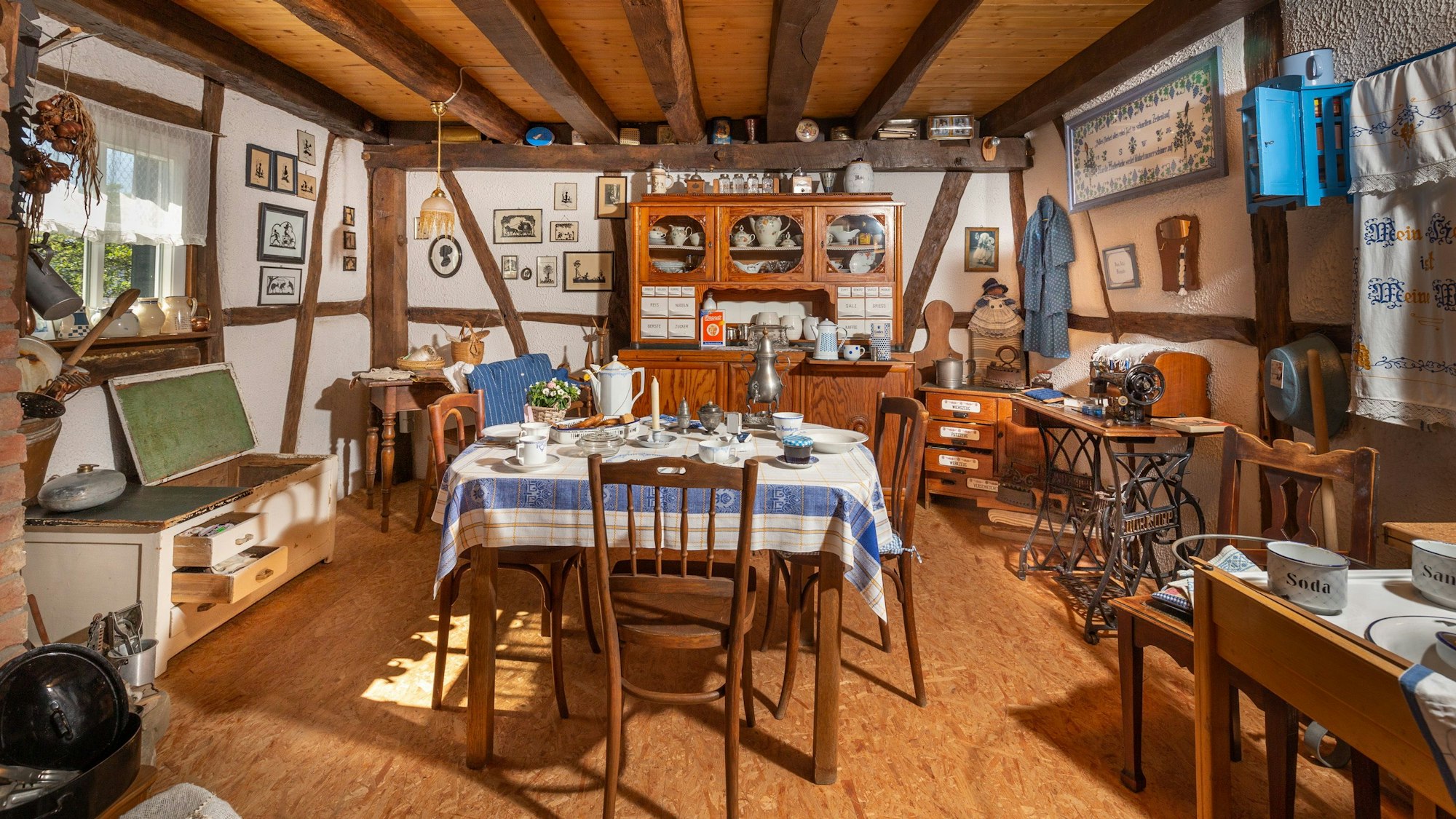 Blick in einen Raum des Heimatmuseums zum Thema „Bäuerlicher Alltag“.