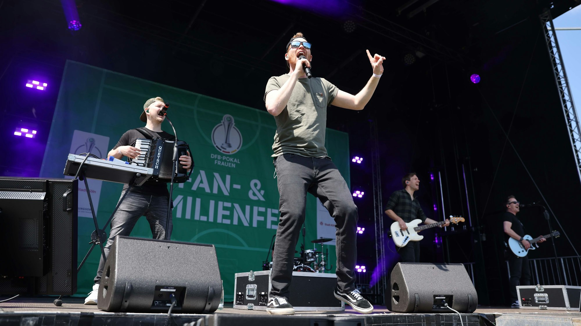 Die Band Miljö steht auf der Bühne.