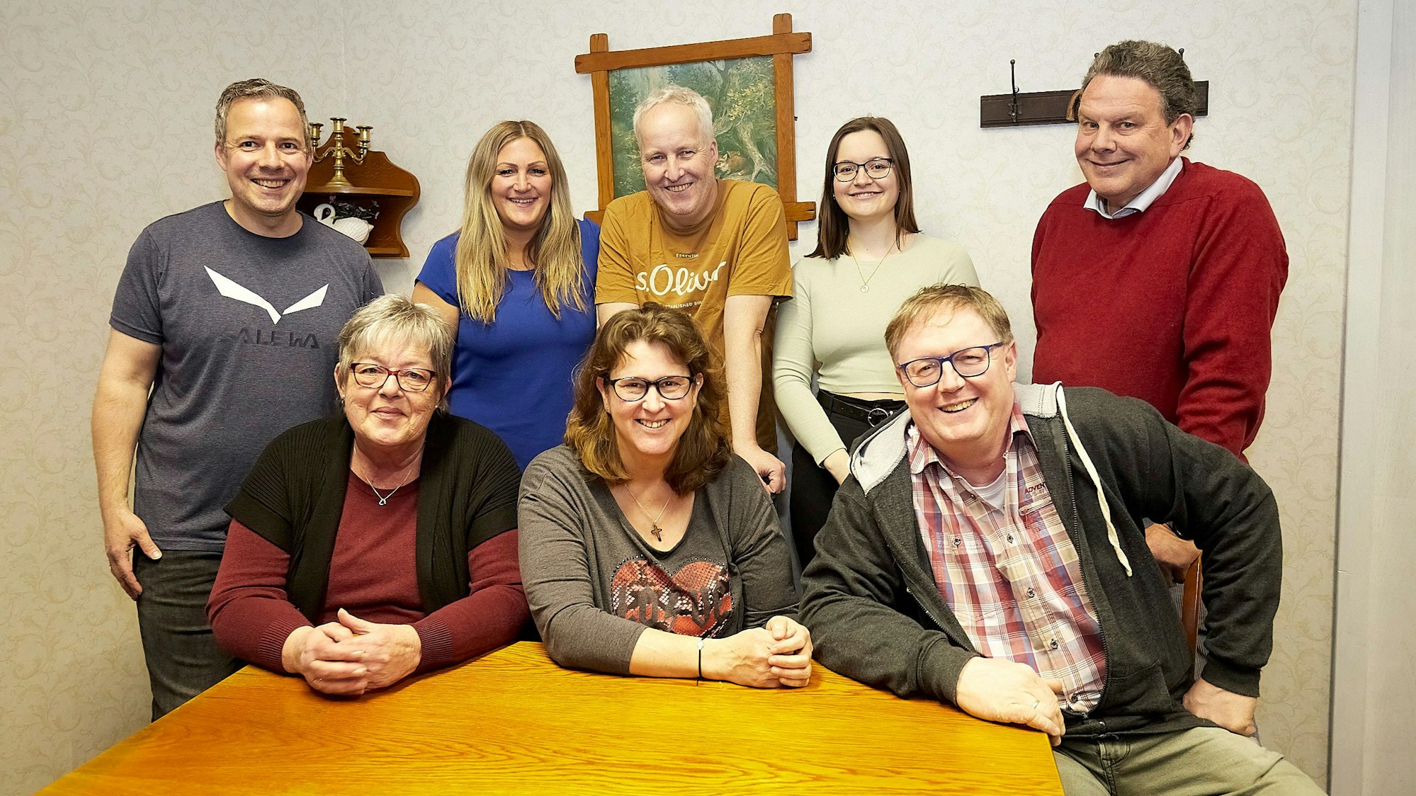 Acht Mitglieder des Theatervereins Glehn haben sich zum Gruppenbild versammelt.