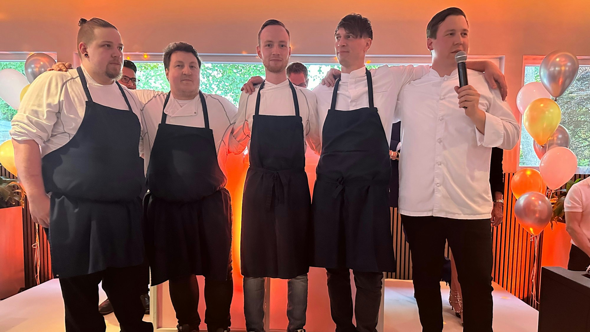 Küchenparty im Clostermanns Hof mit Küchenchef Thomas Gilles (r.) und Patissier André Siebertz (2.v.r.).