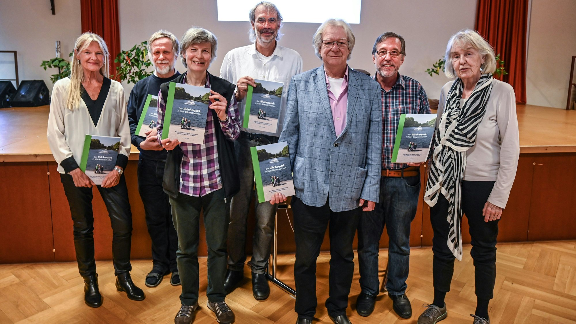 Freude über das gemeinsame Werk: Der federführende Autor Reinhold Kruse (Mitte) mit den Mitgliedern der Geschichtswerkstatt Bilderstöckchen, darunter Sozialraumkoordinatorin Brigitte Jantz (3.v.l.).