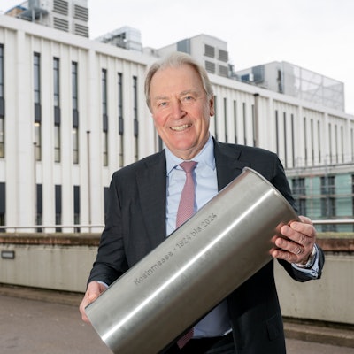 Gerald Böse präsentiert die Zeitkapsel für das Confex