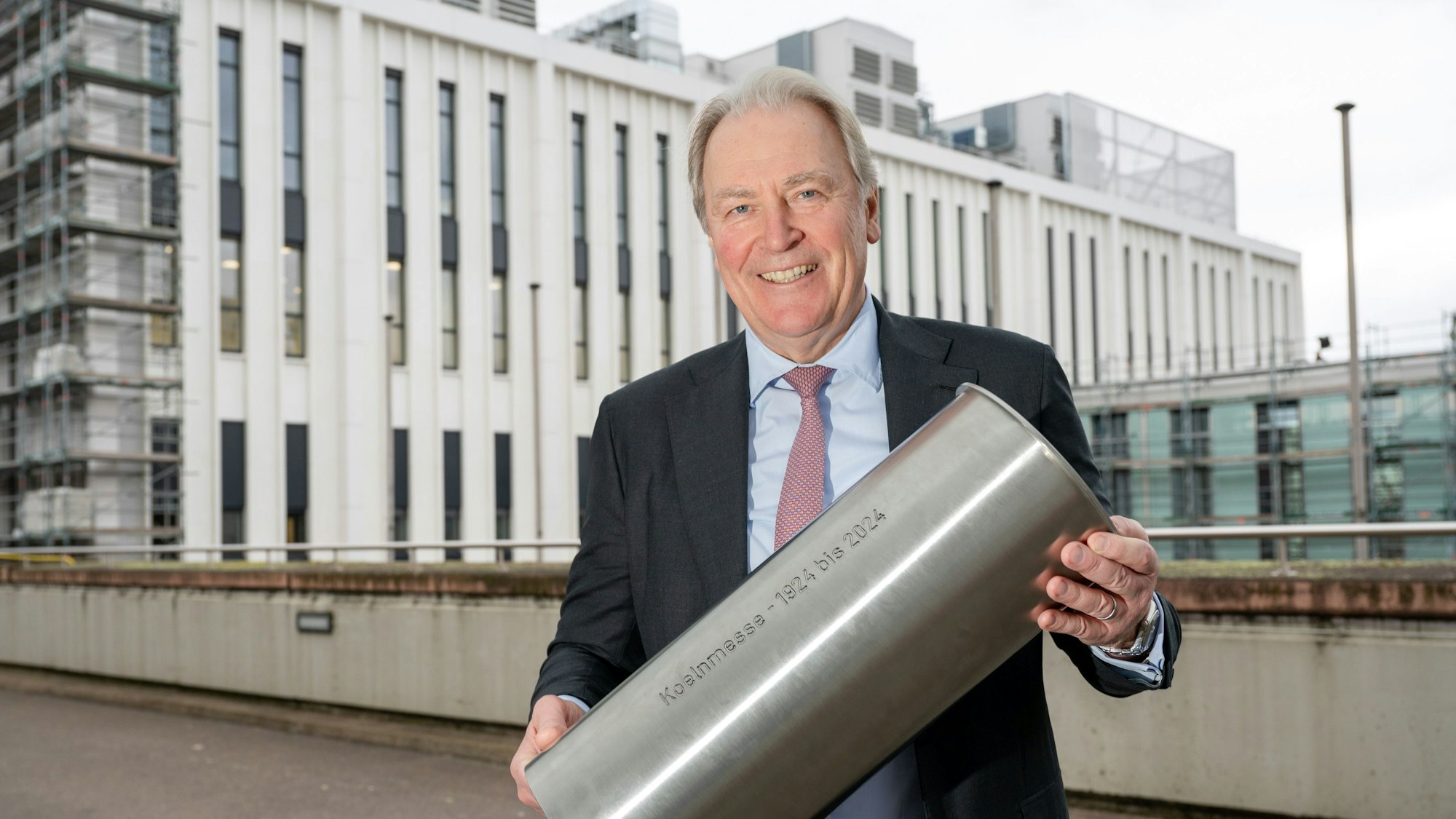 Gerald Böse präsentiert die Zeitkapsel für das Confex