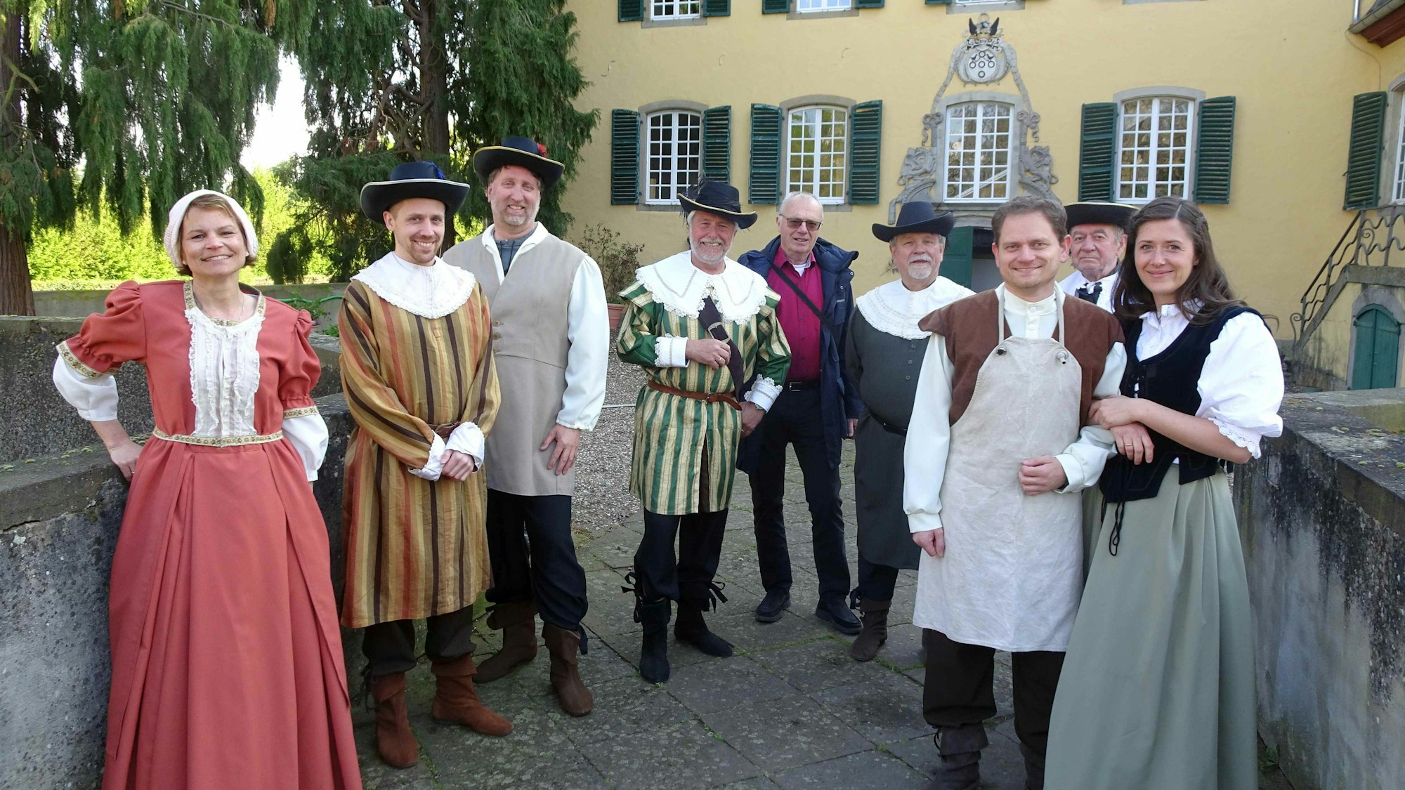 Lüfthildis Mysterienspiele auf Burg Lüftelberg: Im Hintergrund der "Hexenrath" um den Amtmann Heinrich Degenhard Schall von Bell, gespielt von Willi Wild (Mitte, im gestreiften Kostüm), rechtsdas Liebespaar Anna (Natalie Wiehlpütz) und Philipp Uhlner (Markus Schmitz).