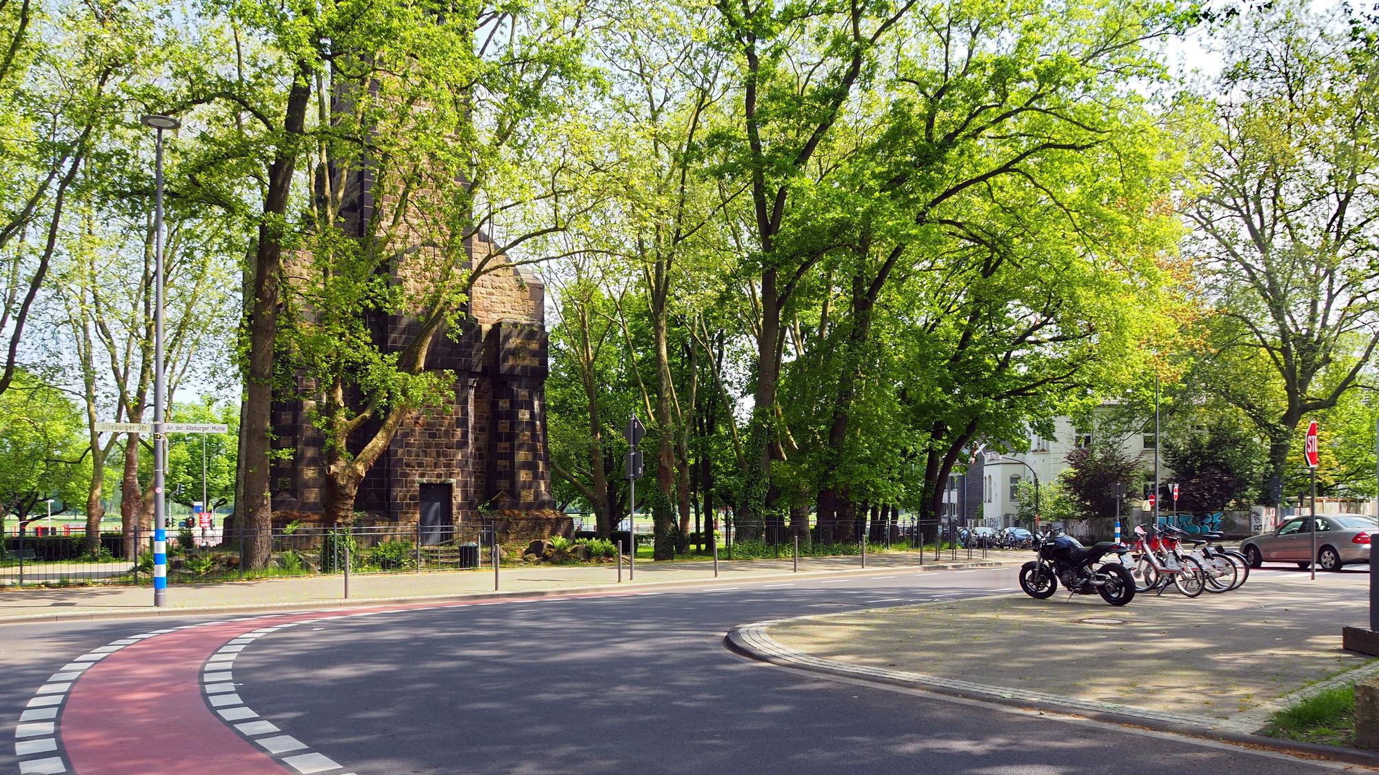 Westlich von der Bismarcksäule auf dem Bayenthalgürtel ist die Endhaltestelle der Gürtellinie 13 geplant. Die Lokalpolitiker und die Seniorenvertreter fordern eine Weiterführung der Linie zum Rheinufer.