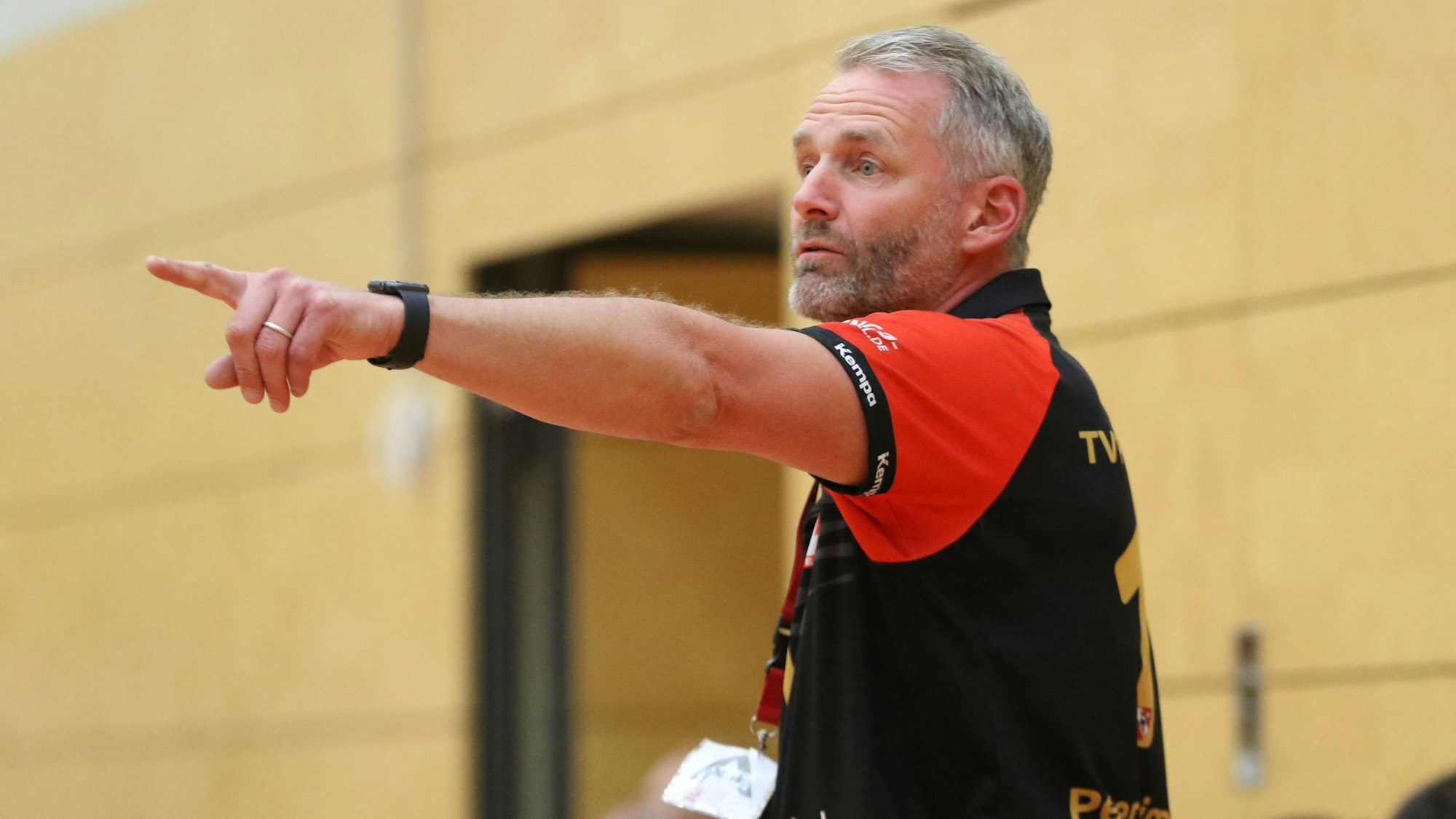 Palmersheims Trainer Peter Trimborn steht mit ausgestreckten Finger am Spielfeldrand.