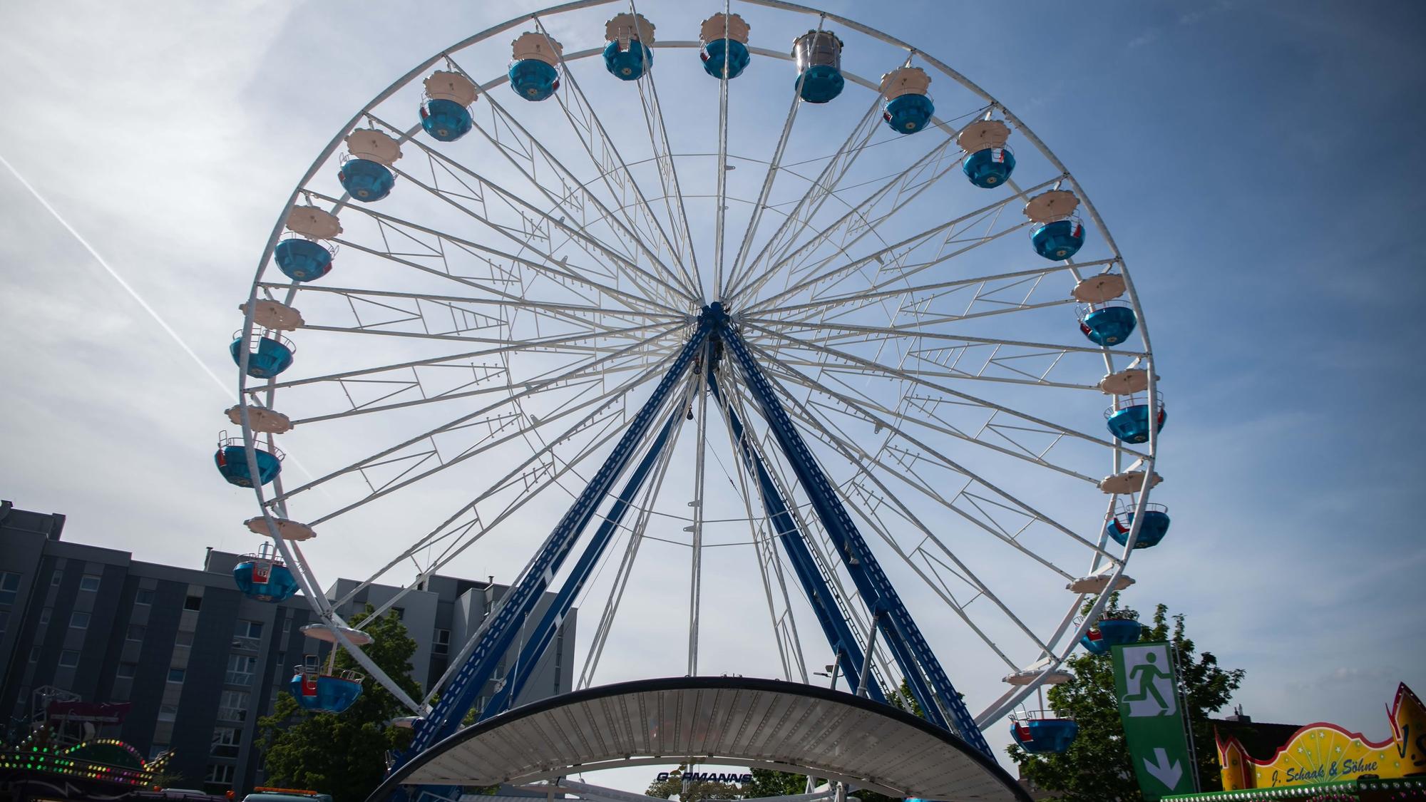Das Bild zeigt das Riesenrad in Euskirchen. Es steht auf dem Charleviller Platz.