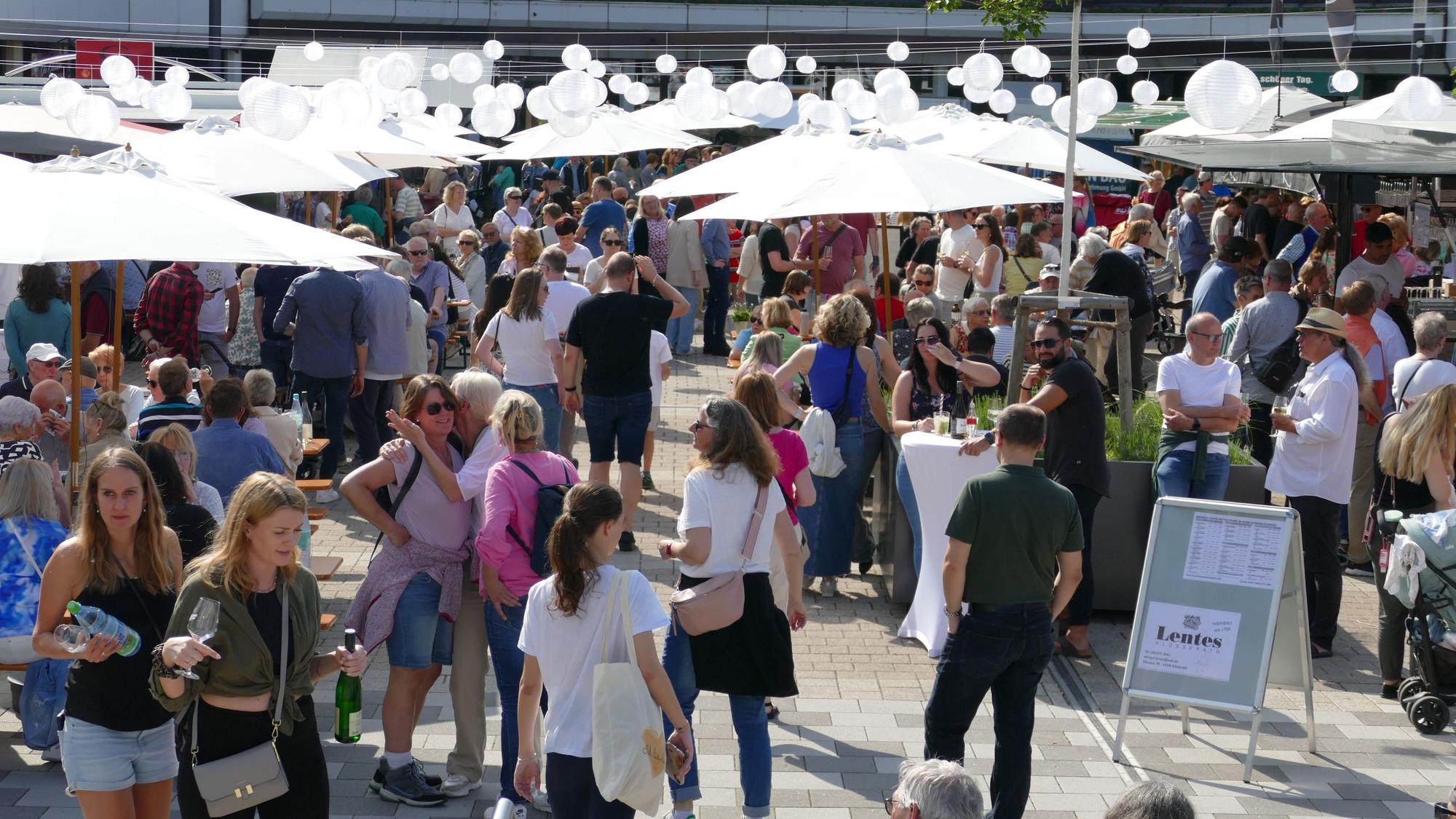 Viele Menschen gehen gern zum Weinfest auf dem Karl-Gatzweiler-Platz in Sankt Augustin, wie unser Archivbild zeigt.