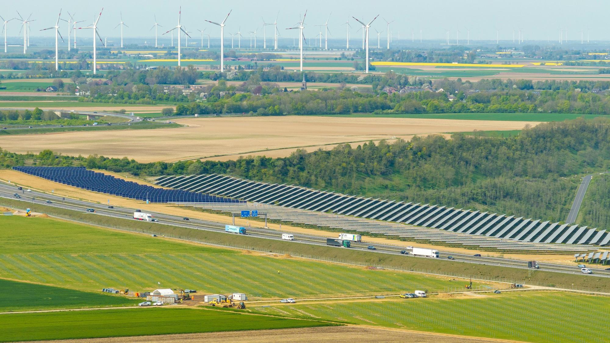 Der neue Solarpark entsteht auf einer rekultivierten Fläche des Tagebaus Garzweiler innerhalb eines 200-Meter-Randstreifens entlang der A44.