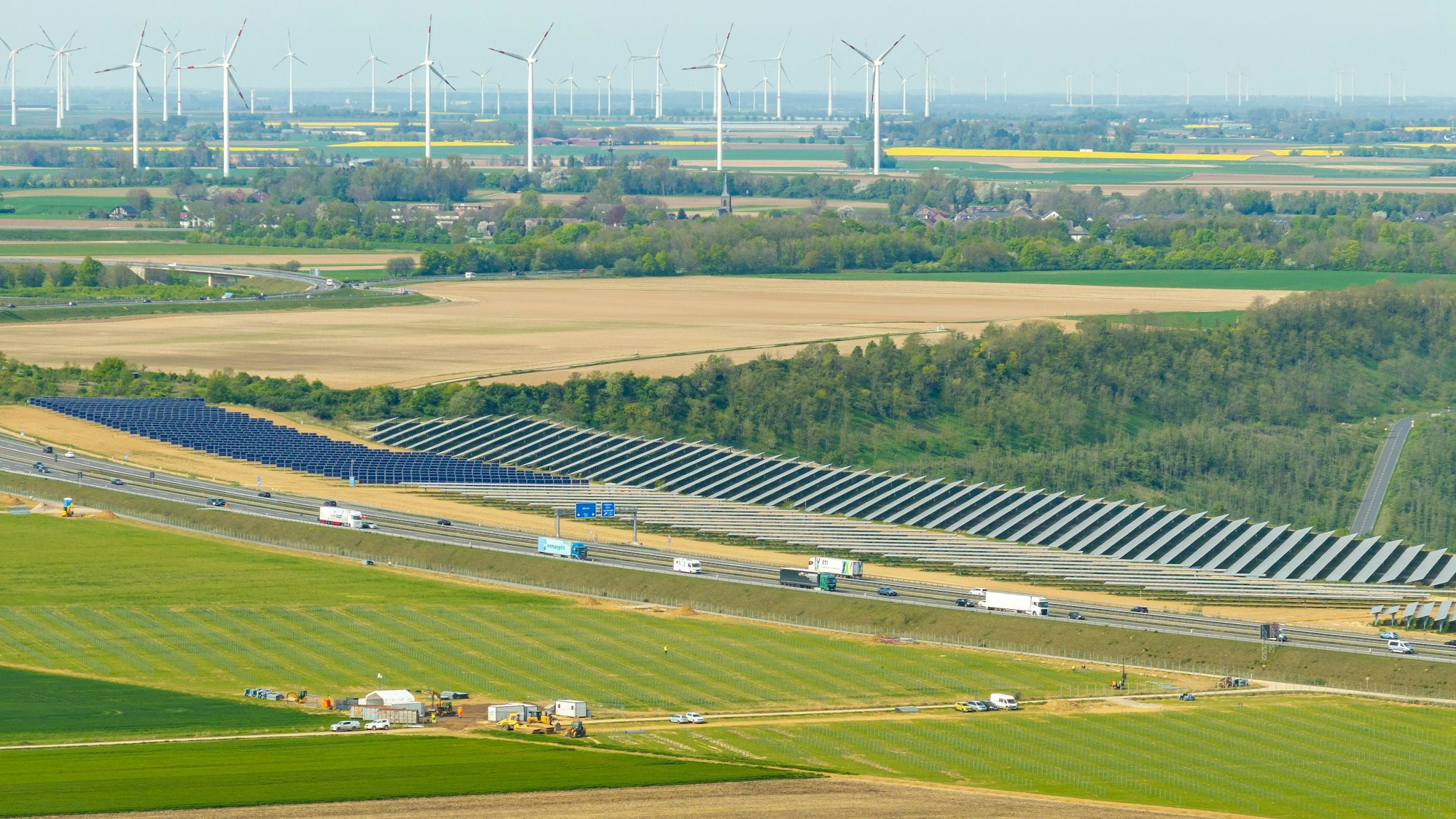 Der neue Solarpark entsteht auf einer rekultivierten Fläche des Tagebaus Garzweiler innerhalb eines 200-Meter-Randstreifens entlang der A44.