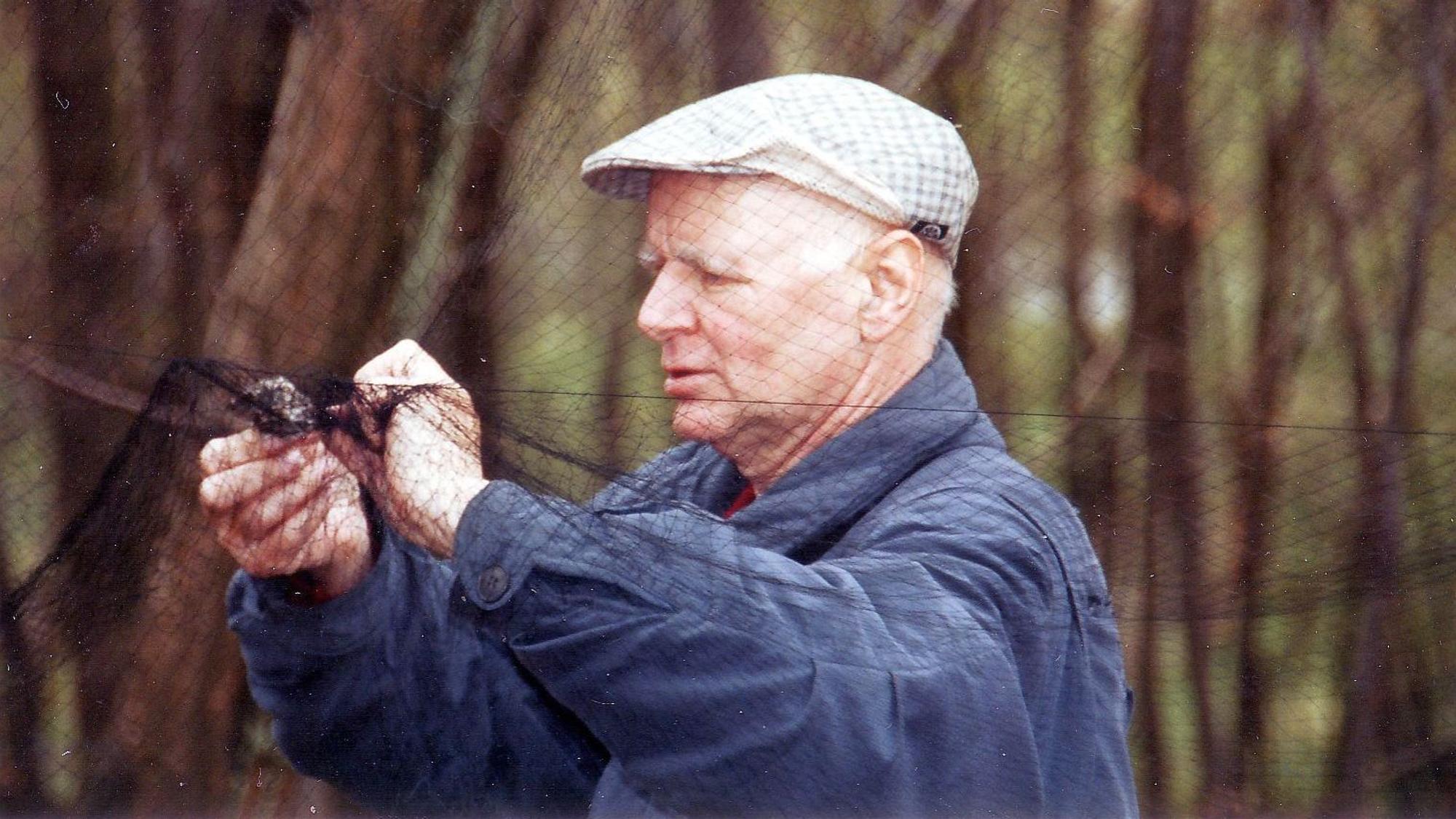 Der Ornithologe Dr. Manfred Schönfeld beim Aufhängen eines Netzes.