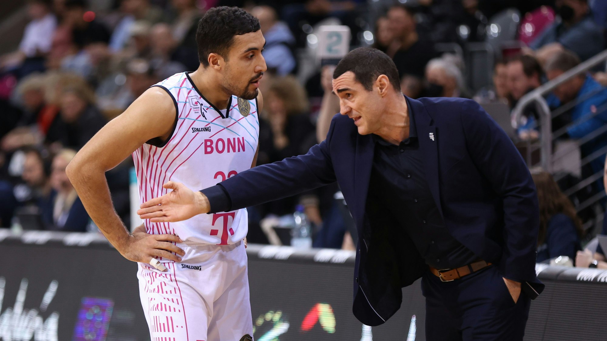 Baskets-Coach Roel Moors (hier mit Noah Kirkwood) hatte zuletzt viel Anlass zu Kritik.
