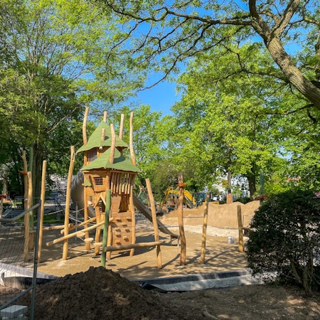 Die neuen Spielplatzgeräte stehen inzwischen.