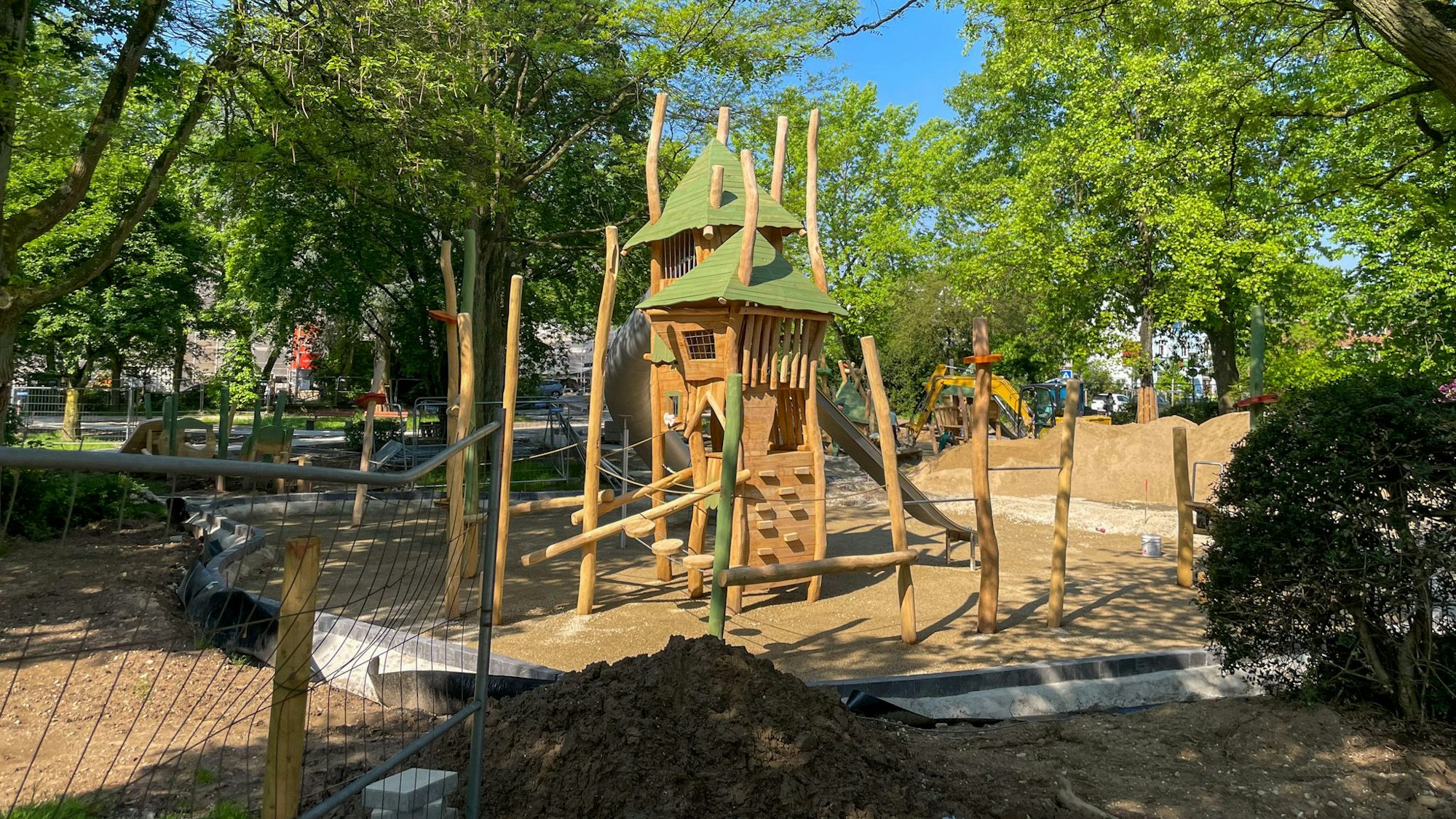 Die neuen Spielplatzgeräte stehen inzwischen.